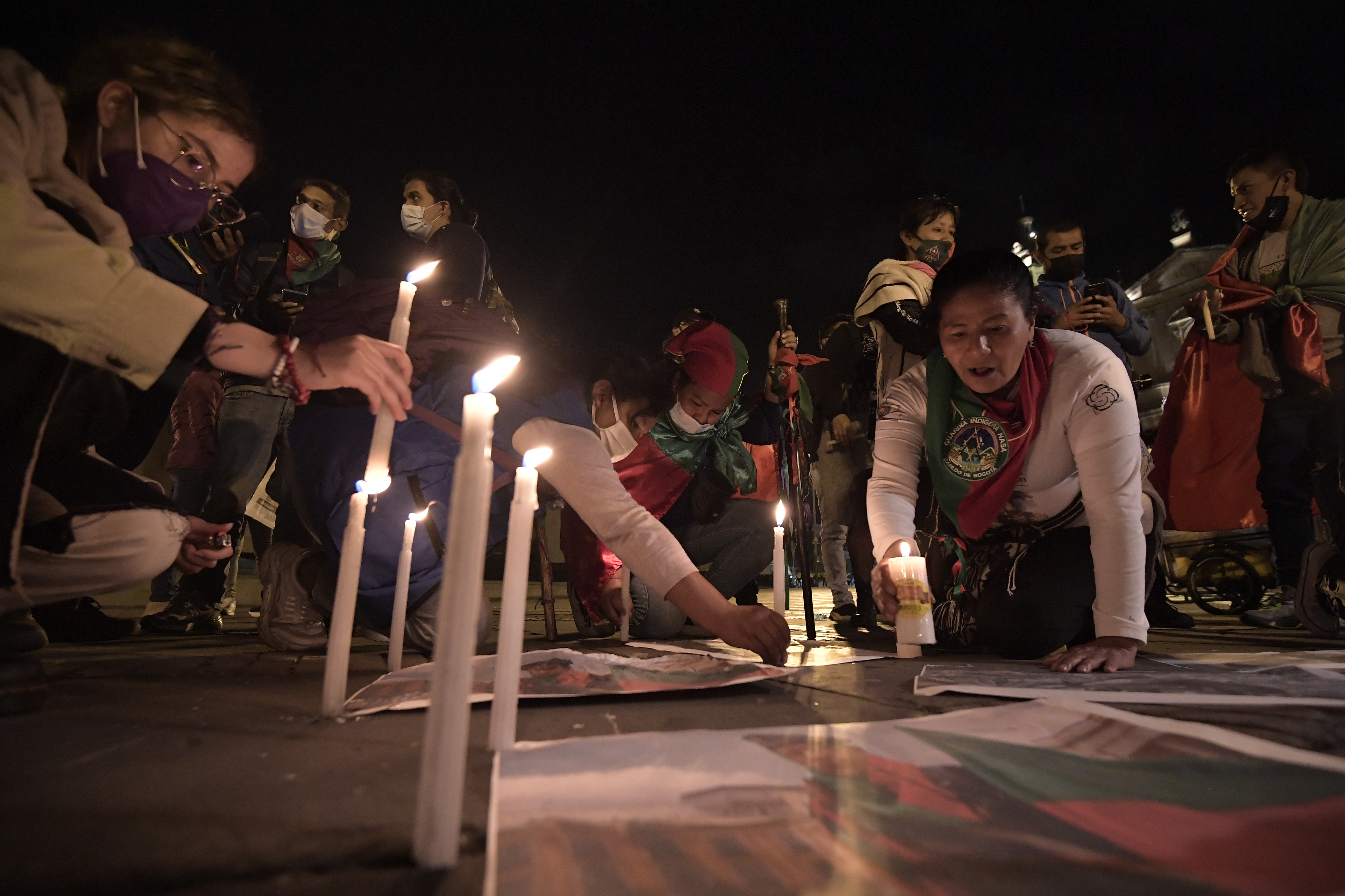 Indígenas del pueblo Nasa y Embera se movilizaron por el centro de Bogotá hasta la Plaza de Bolívar, exigiendo justicia por el asesinato del menor Breiner Cucuñame y el líder Albeiro Camayo, quienes fueron asesinados en el departamento del Cauca. Los manifestantes reclamaron por la seguridad en sus territorios y protestaron contra el abandono estatal de las comunidades indígenas.