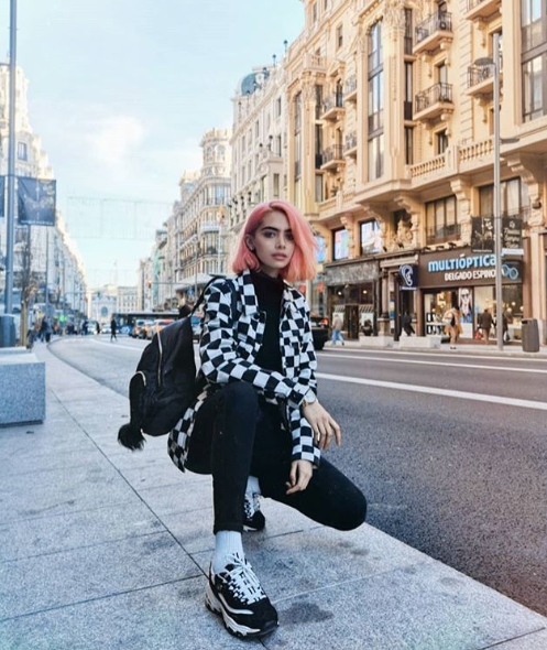 La gerente de marketing de Skechers Colombia, Marcela Olivar, afirma que Colombia no ha sido indiferente a esta tendencia, y por eso cada vez es más frecuente ver a jóvenes profesionales y ejecutivos combinar sus trajes con tenis de diferentes estilos con plataformas, convirtiendo un outfit más moderno, casual, cómodo, pero sobre todo sin perder la elegancia.