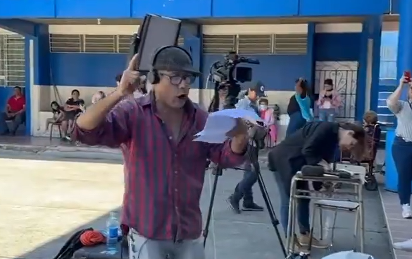El Salvador: denuncian que escritor fue detenido por leer la Constitución en voz alta