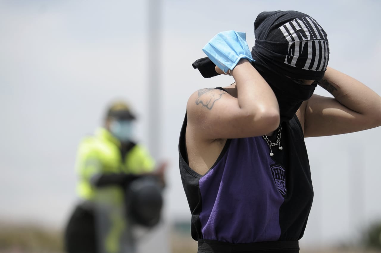 De acuerdo con ONU Mujeres, en contextos de emergencia aumentan los riesgos de violencia contra las mujeres y las niñas, especialmente violencia doméstica, debido al aumento de las tensiones en el hogar.