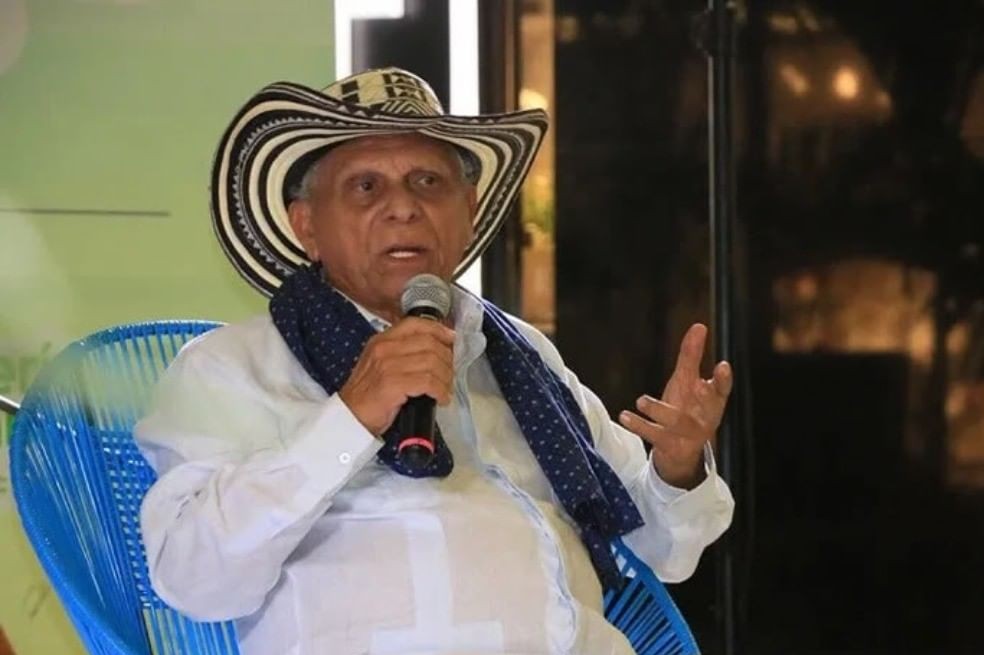 Adolfo Pacheco, una hamaca grande y un sombrero vueltiao
