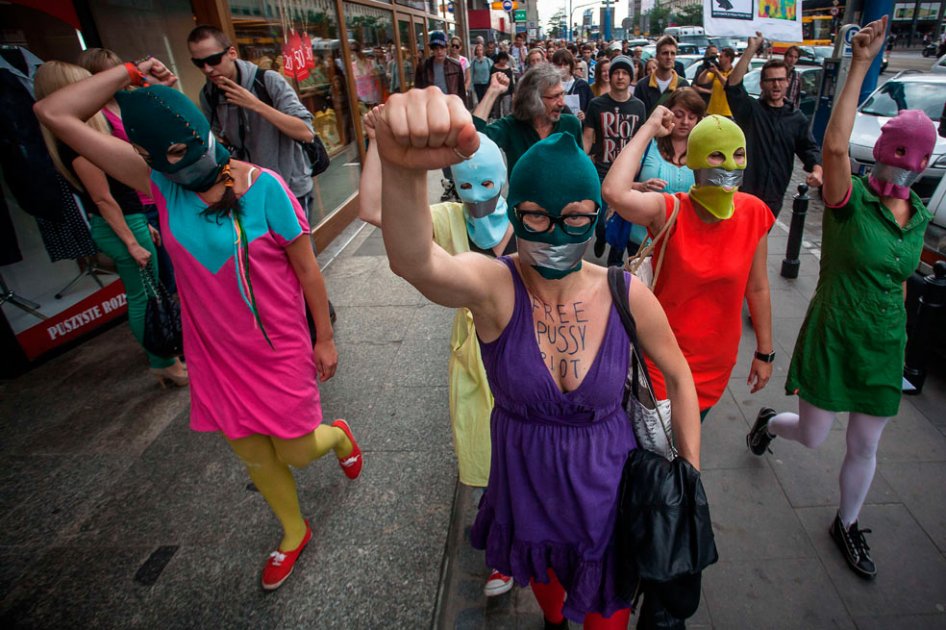 Manifestantes protestan a favor de la liberación de integrantes del grupo punk Pussy Riot./ AFP