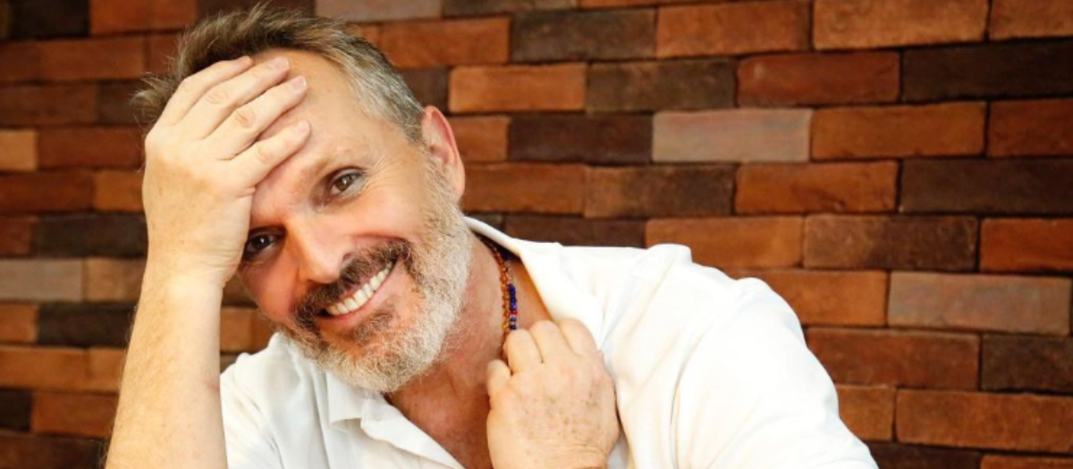 ¿Miguel Bosé casi pierde la voz por una muela? Esto pasó