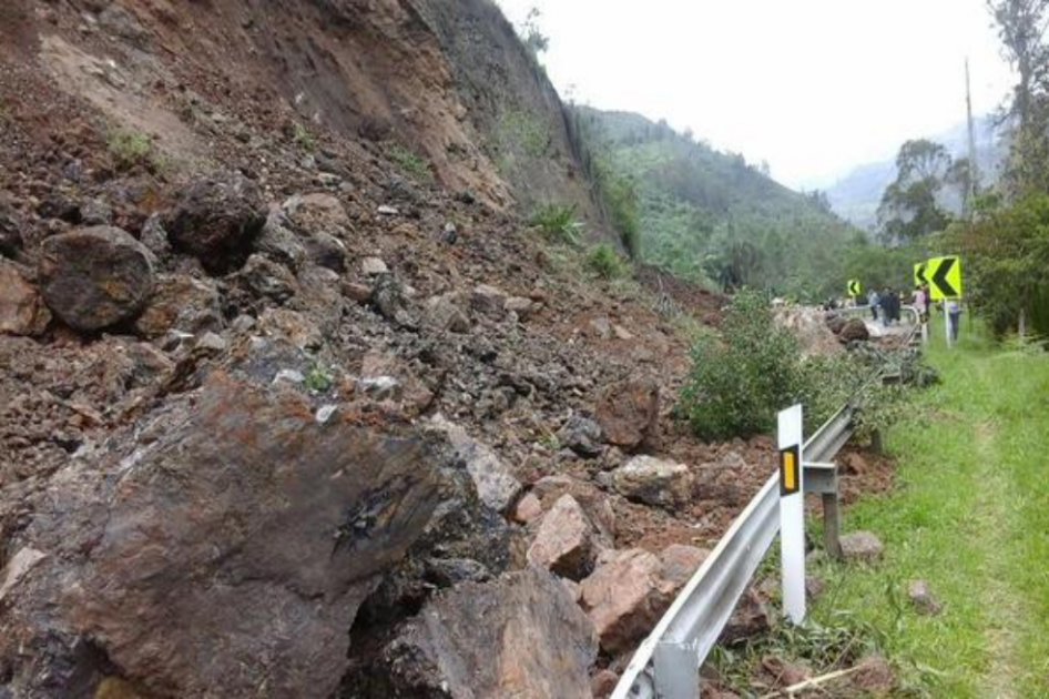Vía Bogotá-Villavicencio completa más de 18 horas cerrada por derrumbe