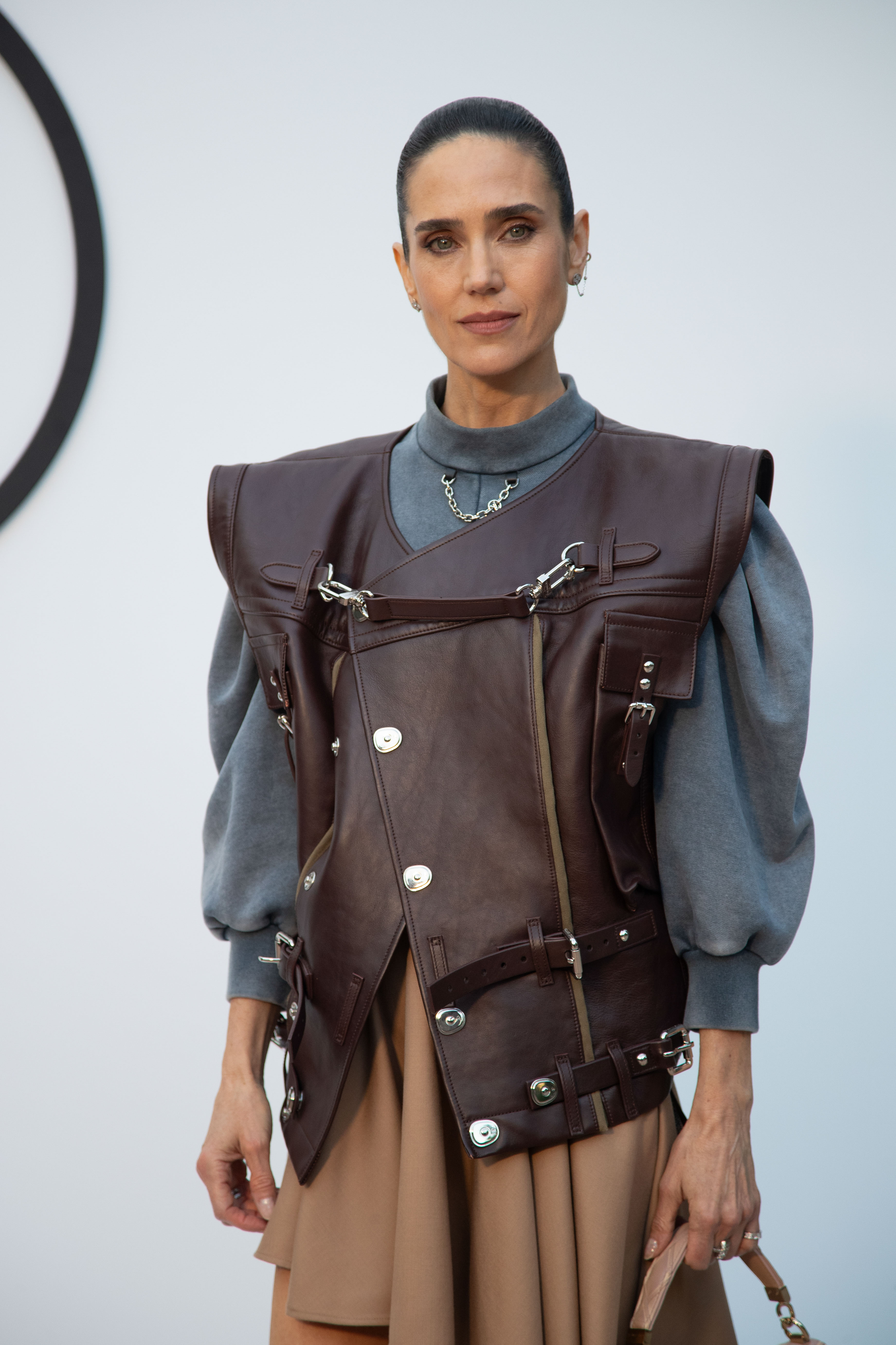 BARCELONA, 23/05/2024.- La actriz estadounidense Jennifer Connelly posa en la presentación de la colección 'Crucero 2025' de La 'maison' francesa de moda Louis Vuitton, diseñada por el creativo Nicholas Ghesquière, este jueves en el Park Güell de Barcelona, en una cita que reúne a personalidades y actrices de Hollywood, además del dueño de LVMH, Bernard Arnault, el hombre con la mayor fortuna del mundo. EFE/ Marta Pérez