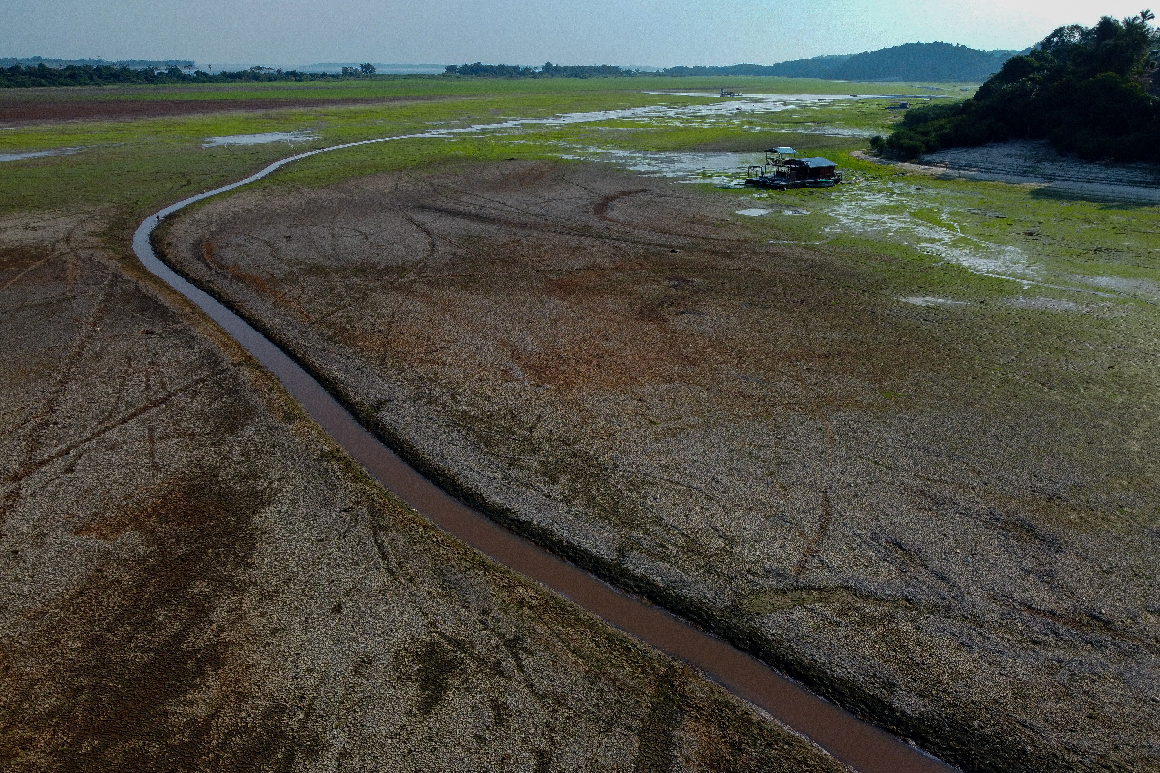 Vista aérea que muestra las condiciones de sequía cerca del lago Aleixo debido a la grave sequía al oeste de Manaos, estado de Amazonas, Brasil, tomada el 29 de septiembre de 2023. El Ayuntamiento de Manaos declaró el estado de emergencia debido a la actual sequía, que ya es una de las peores registradas. Davi Marina es el principal punto de partida para las atracciones turísticas y las comunidades ribereñas.