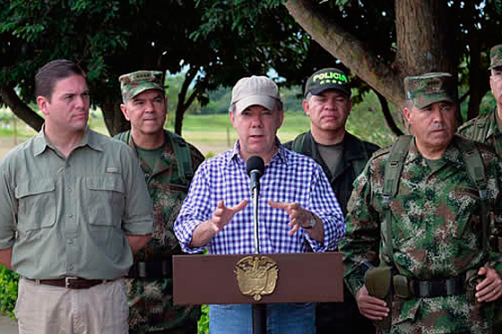 El presidente Santos junto a la cúpula militar. 