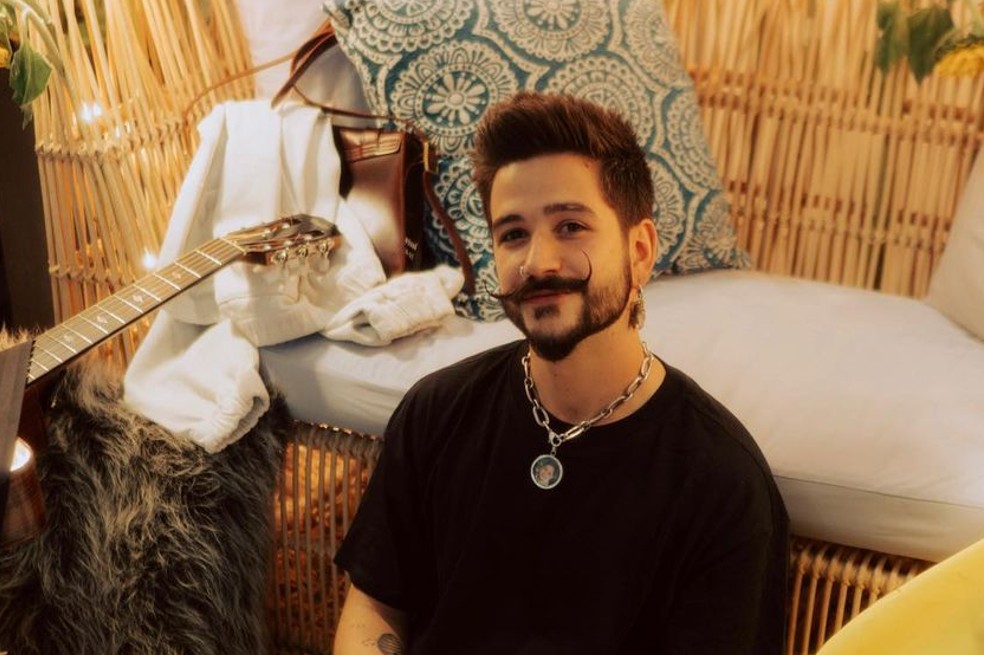 Camilo dio su secreto para mantener su bigote peinado ¿Lo aplicarías?