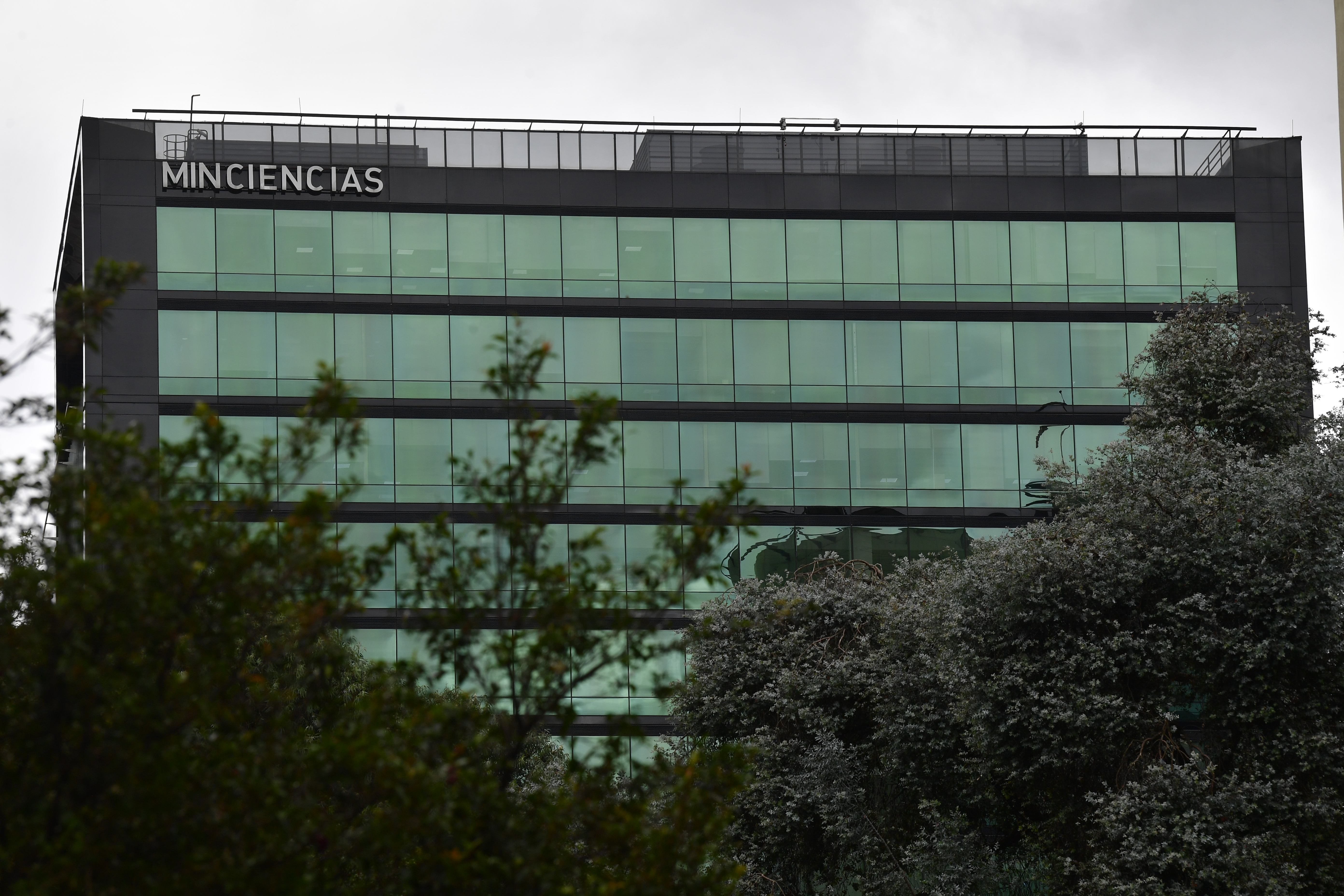 La ciencia, otra vez perdiendo plata: el presupuesto de De la Espriella reduce la inversión