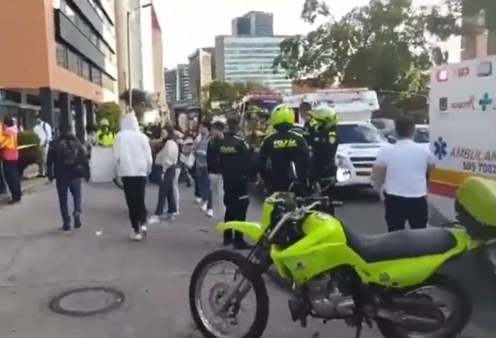 Carro chocó contra local en la Séptima, norte de Bogotá, se reportan dos heridos
