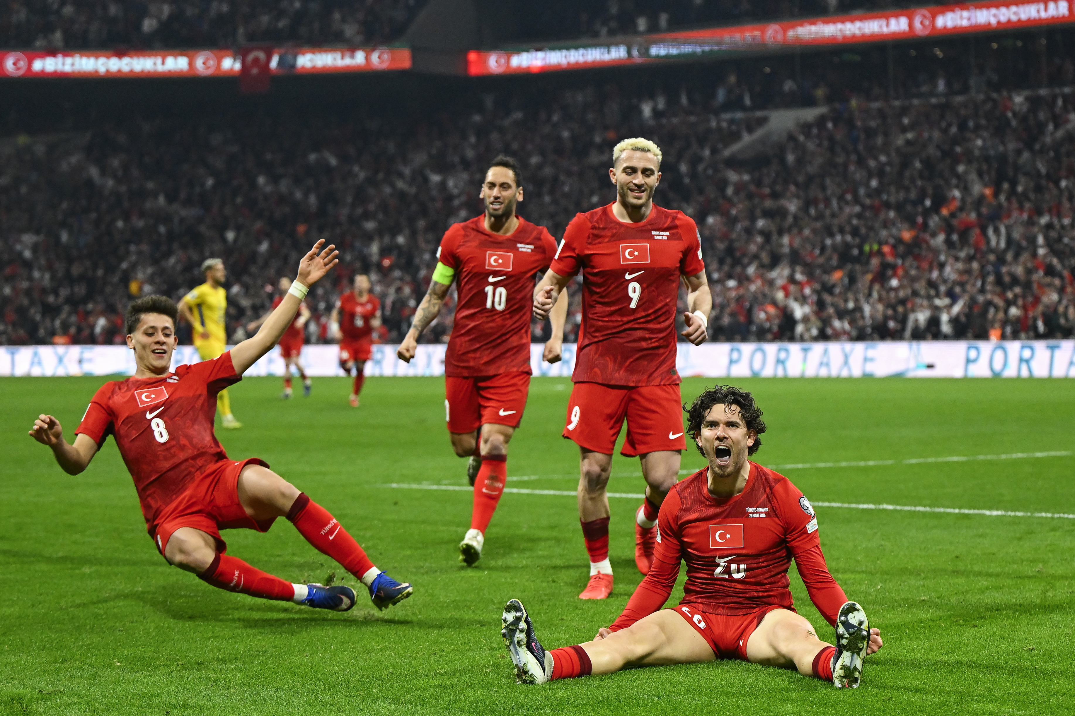 Turquía dejó a Rumanía en el camino y quedó a un partido de volver a la Copa del Mundo