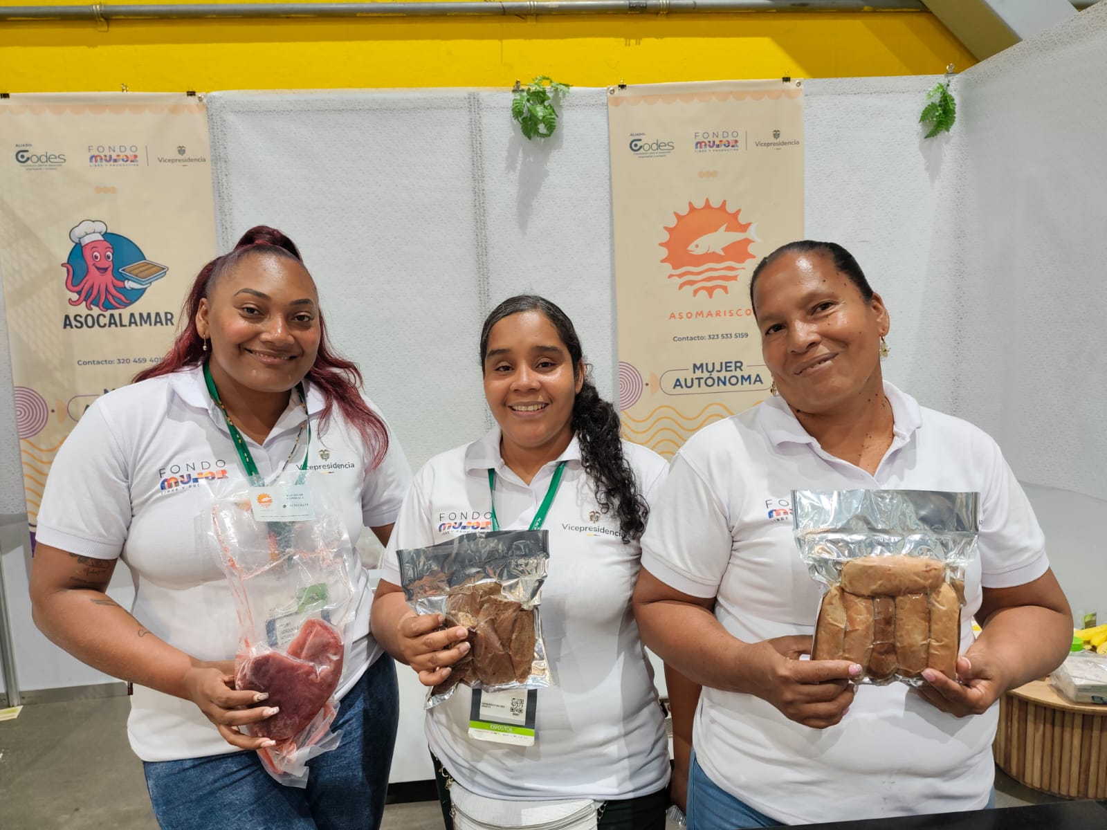 Salma Mosquera (Asomariscos), Ingry Medina (Asocalamar) y Sally Lemus (Pacífica Gourmet).