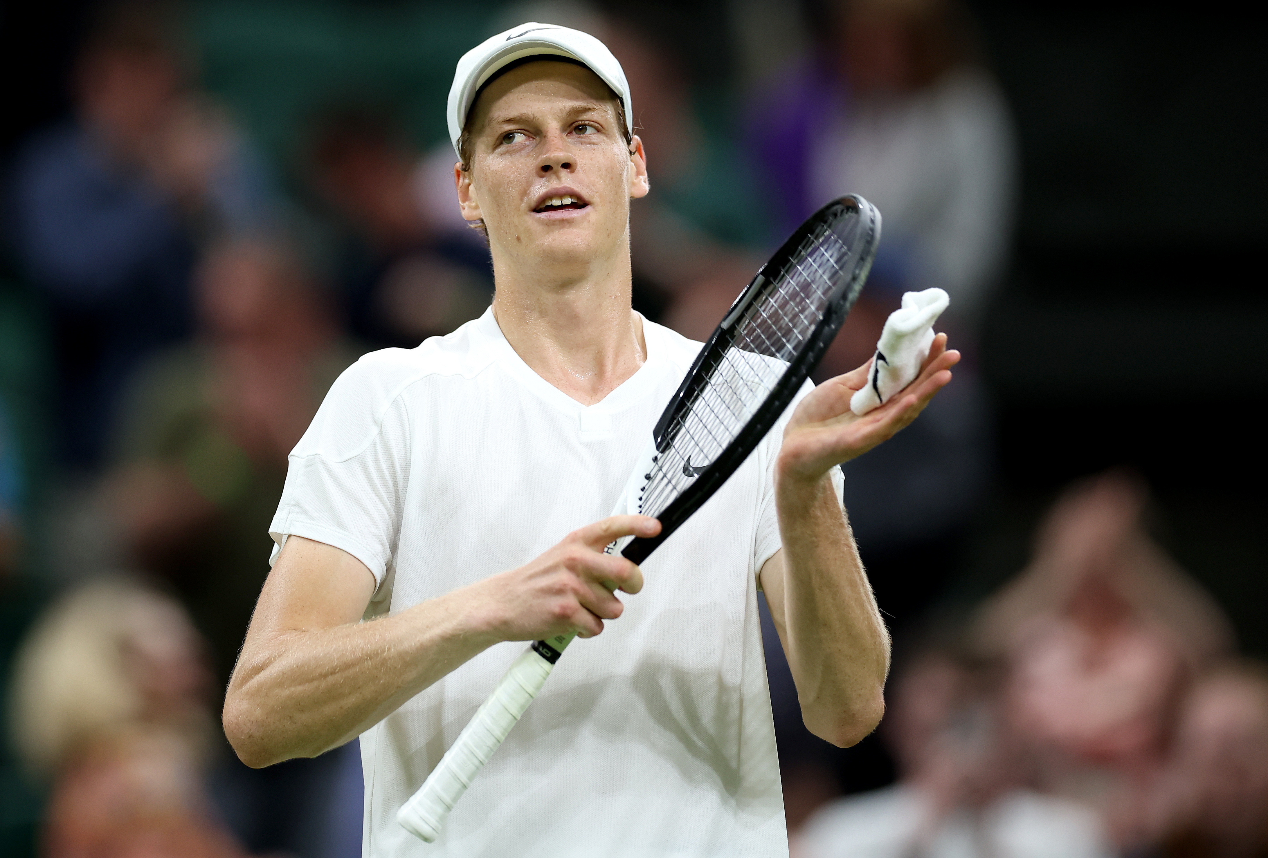 Wimbledon: Jannik Sinner ganó con contundencia en una jornada marcada por la lluvia