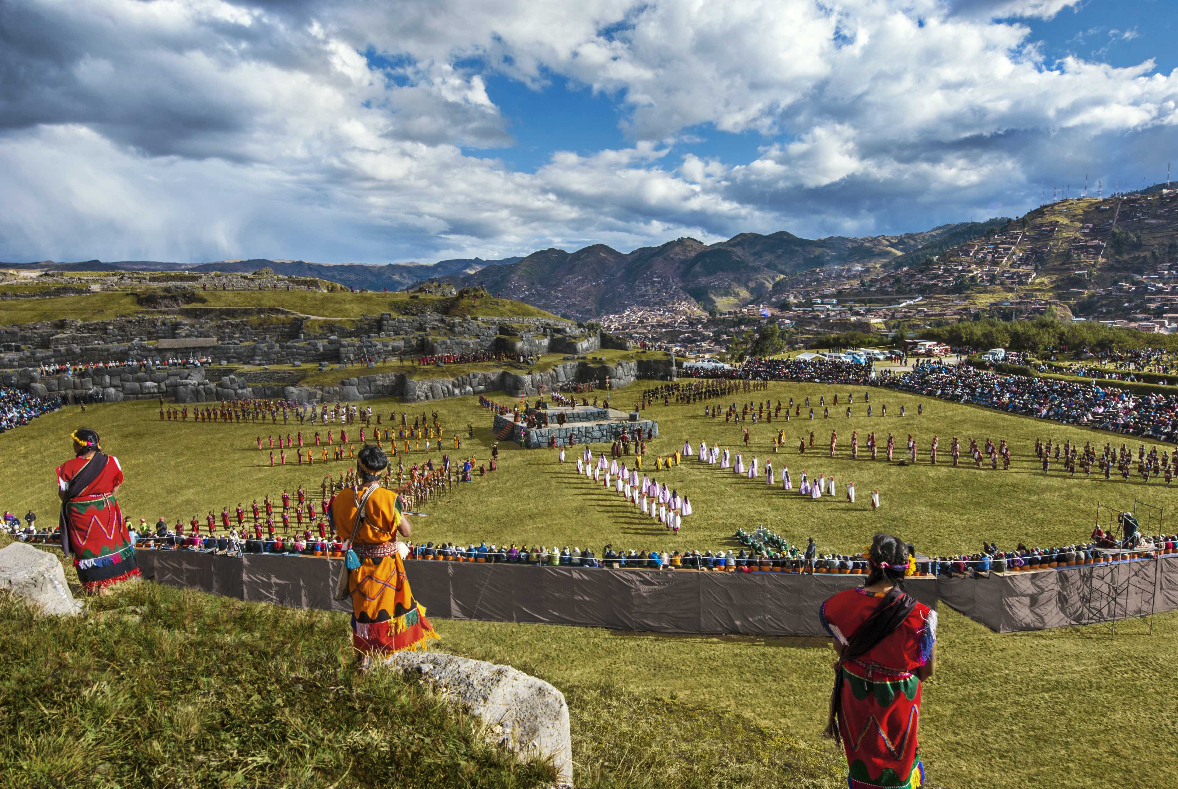 El recorrido culmina en el Parque Arqueológico de Saqsaywaman, donde se realiza la ceremonia central, con rituales que piden abundancia y fertilidad al Sol.