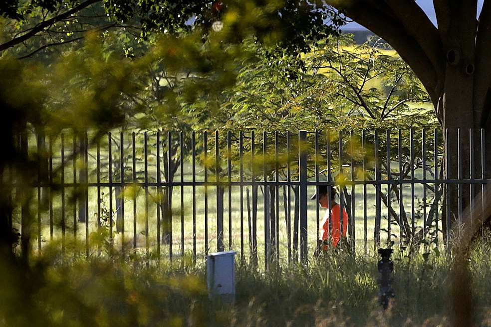 La presidenta Dilma Rousseff caminando por los jardines del Palacio da Alvorada, en donde seguirá viviendo. / EFE