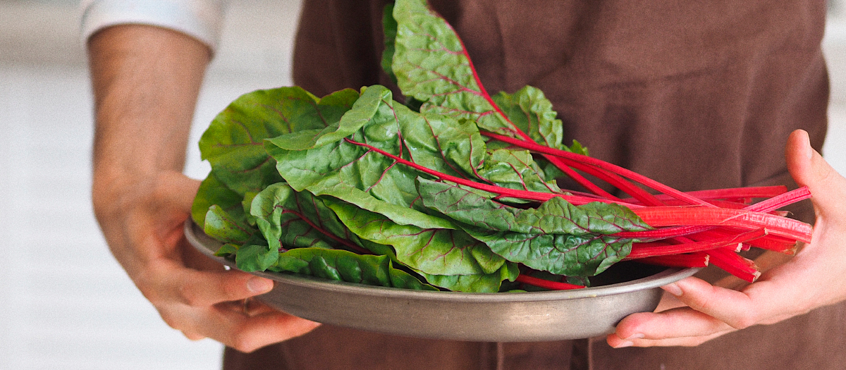 Receta con acelga: una ensalada con naranja y almendras