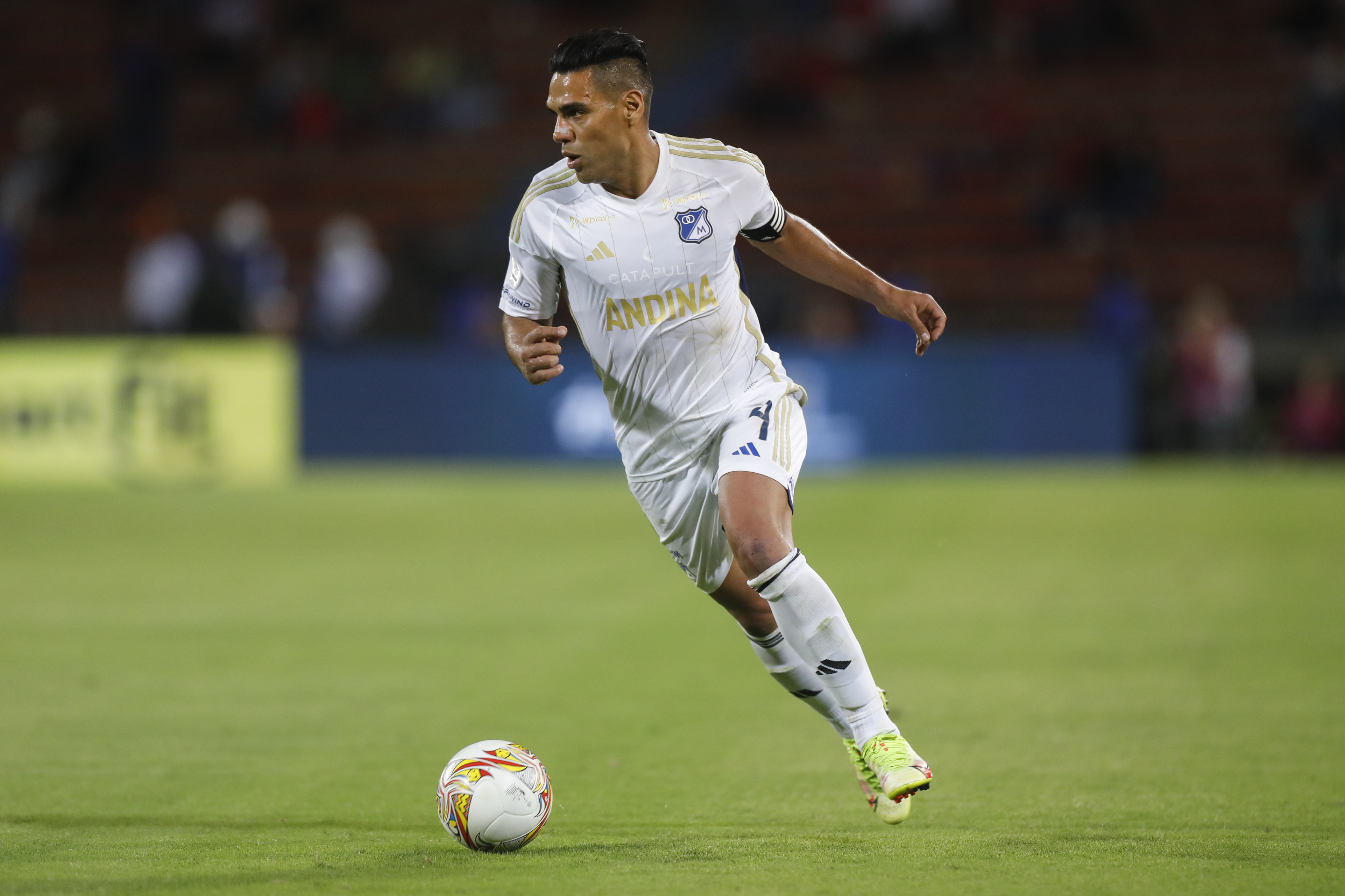 AME3207. MEDELLÍN (COLOMBIA), 18/07/2024.- Radamel Falcao García de Millonarios avanza con el balón este jueves, en un partido de la Primera División de Colombia entre Deportivo Independiente Medellín (DIM) y Millonarios, en el estadio Atanasio Girardot en Medellín (Colombia). EFE/ Luis Eduardo Noriega Arboleda
