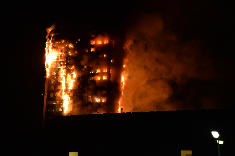 Incendio consume un edificio residencial de 27 pisos en Londres