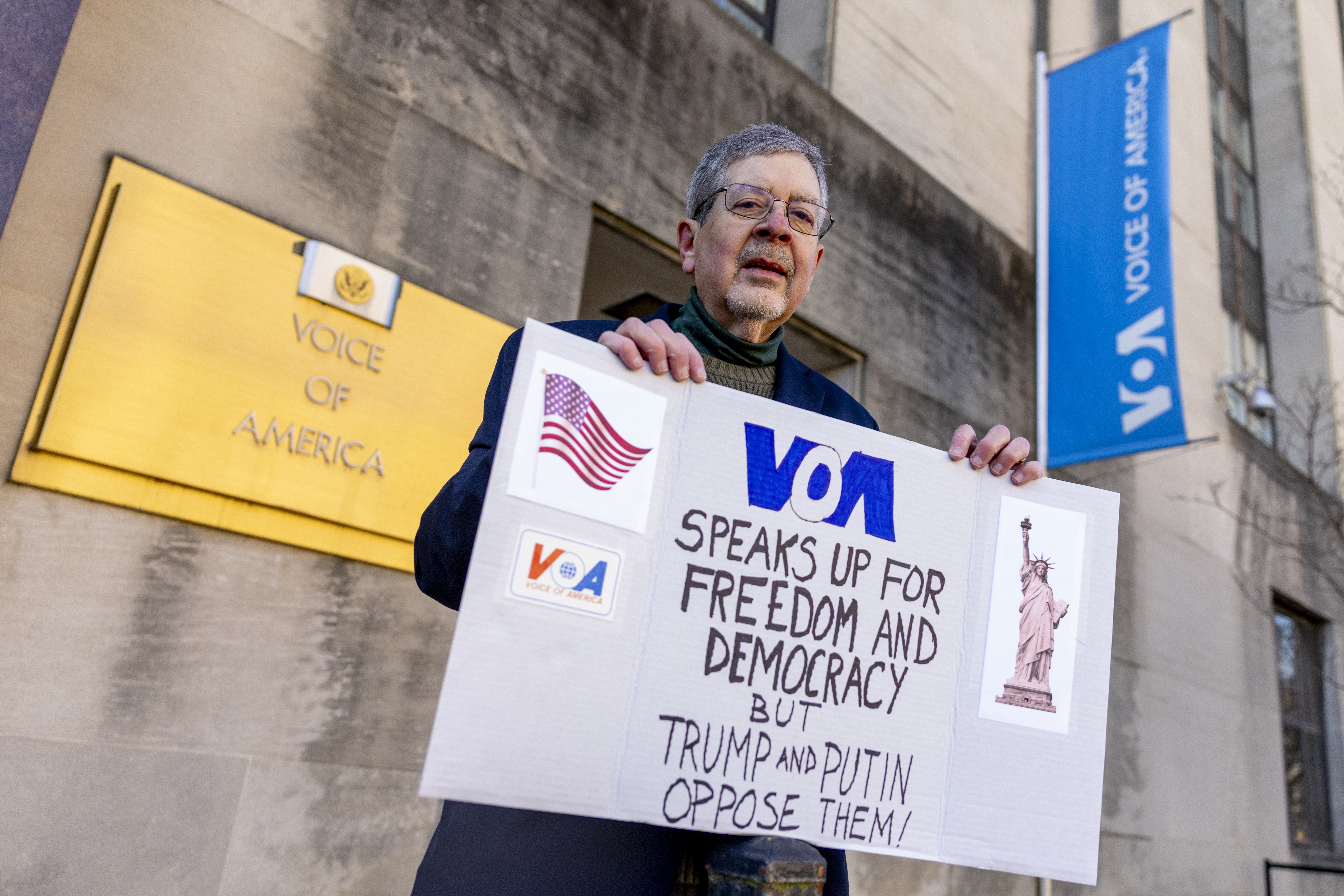 WASHINGTON (United States), 17/03/2025.- Steve Lodge, whose father, Robert Lodge, was a correspondent at Voice of America (VOA), stands in protest in front of the VOA headquarters building in Washington, DC, USA 17 March 2025. President Trump has signed an executive order to dismantle the federal agency that oversees Voice of America, whose journalists, employees, and executives were told not to come to work and that they have been put on paid leave. (Protestas) EFE/EPA/SHAWN THEW