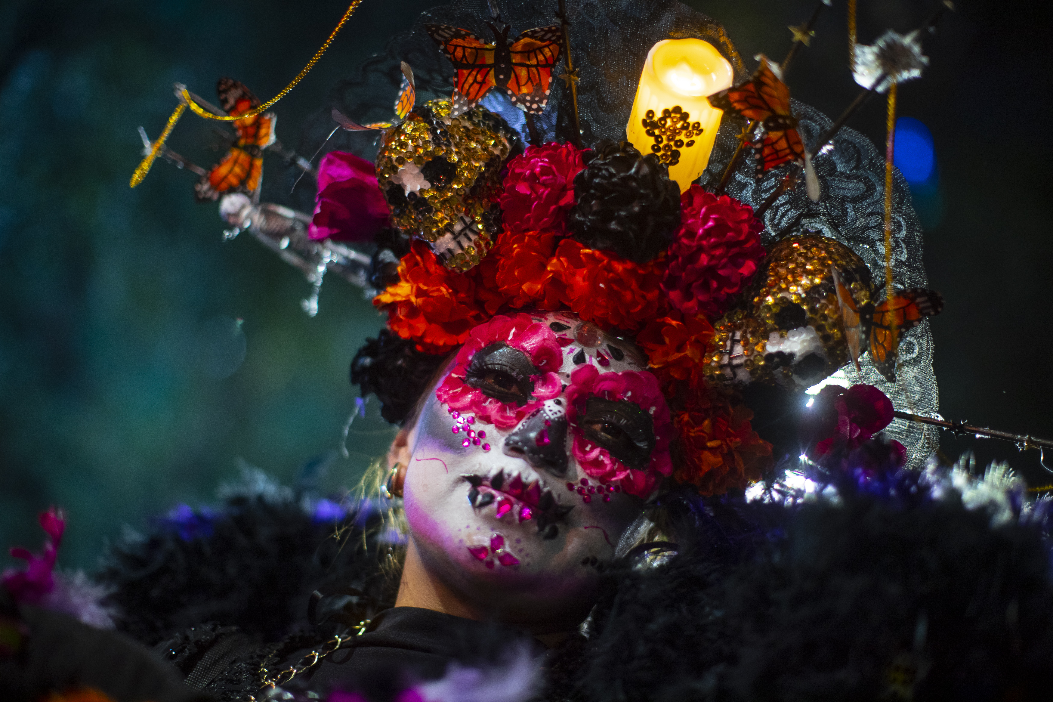 MEX9040.CIUDAD DE MÉXICO (MÉXICO), 22/10/2023.- Personas caracterizadas de Catrinas participan en la Procesión de Catrinas como parte de las celebraciones por el Día de Muertos, en Ciudad de México (México).Decenas de miles de mexicanos y turistas presenciaron este domingo la "Mega Procesión de las Catrinas", un desfile de esqueletos en Ciudad de México que sirve como antesala del Día de Muertos. EFE/Isaac Esquivel