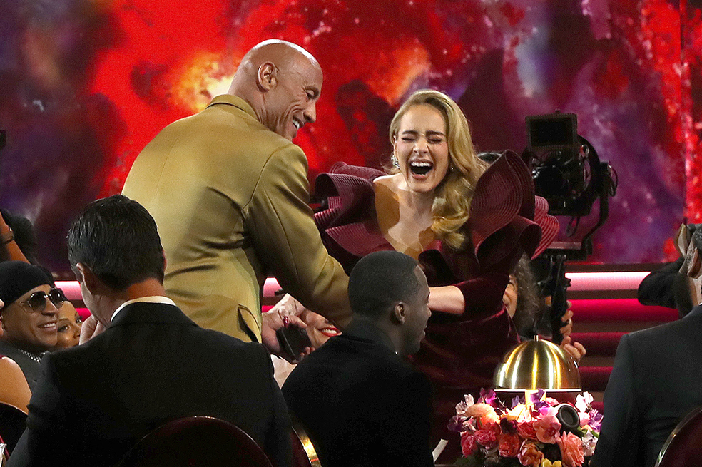 Premios Grammy 2023: Adele y ‘La Roca’ se dieron curioso beso