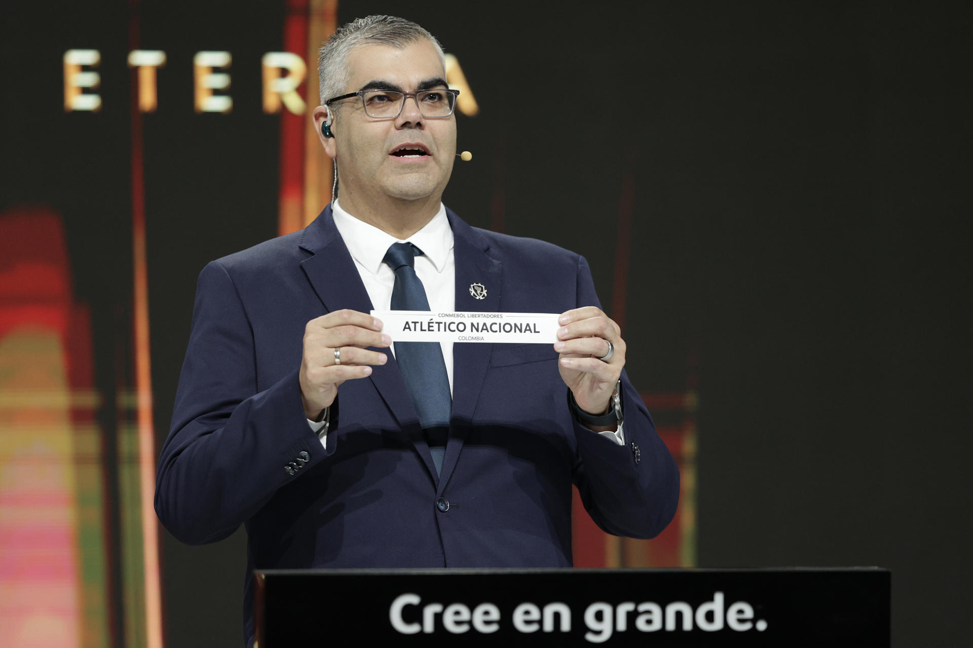 AME2566. LUQUE (PARAGUAY), 02/06/2025.- El director de Competiciones y Operaciones, Frederico Nantes, muestra el nombre del equipo de fútbol Atlético Nacional de Colombia, durante el sorteo de los octavos de final de la Copa Libertadores 2025 este lunes, en Luque (Paraguay). EFE/ Juan Pablo Pino