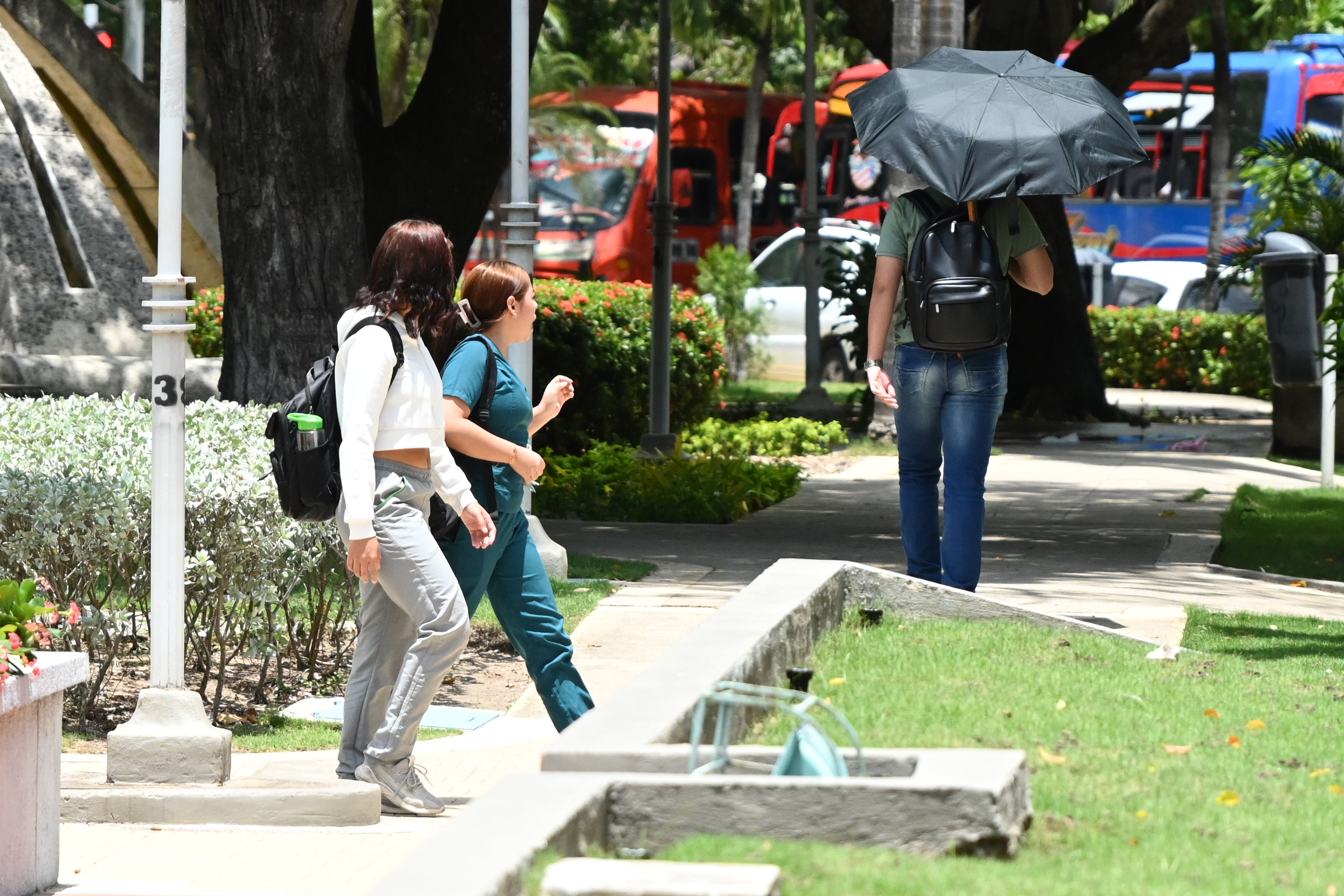 Estudiantes y transeúntes en un sector del barrio El Prado incluido en la investigación.