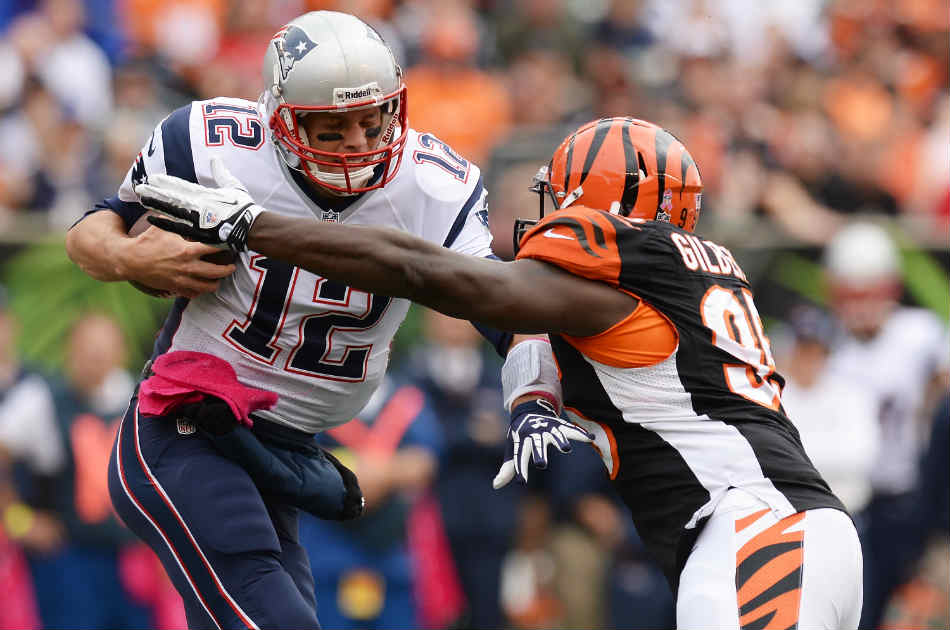 Tom Brady es interceptado por la magnífica defensa de los Bengals.