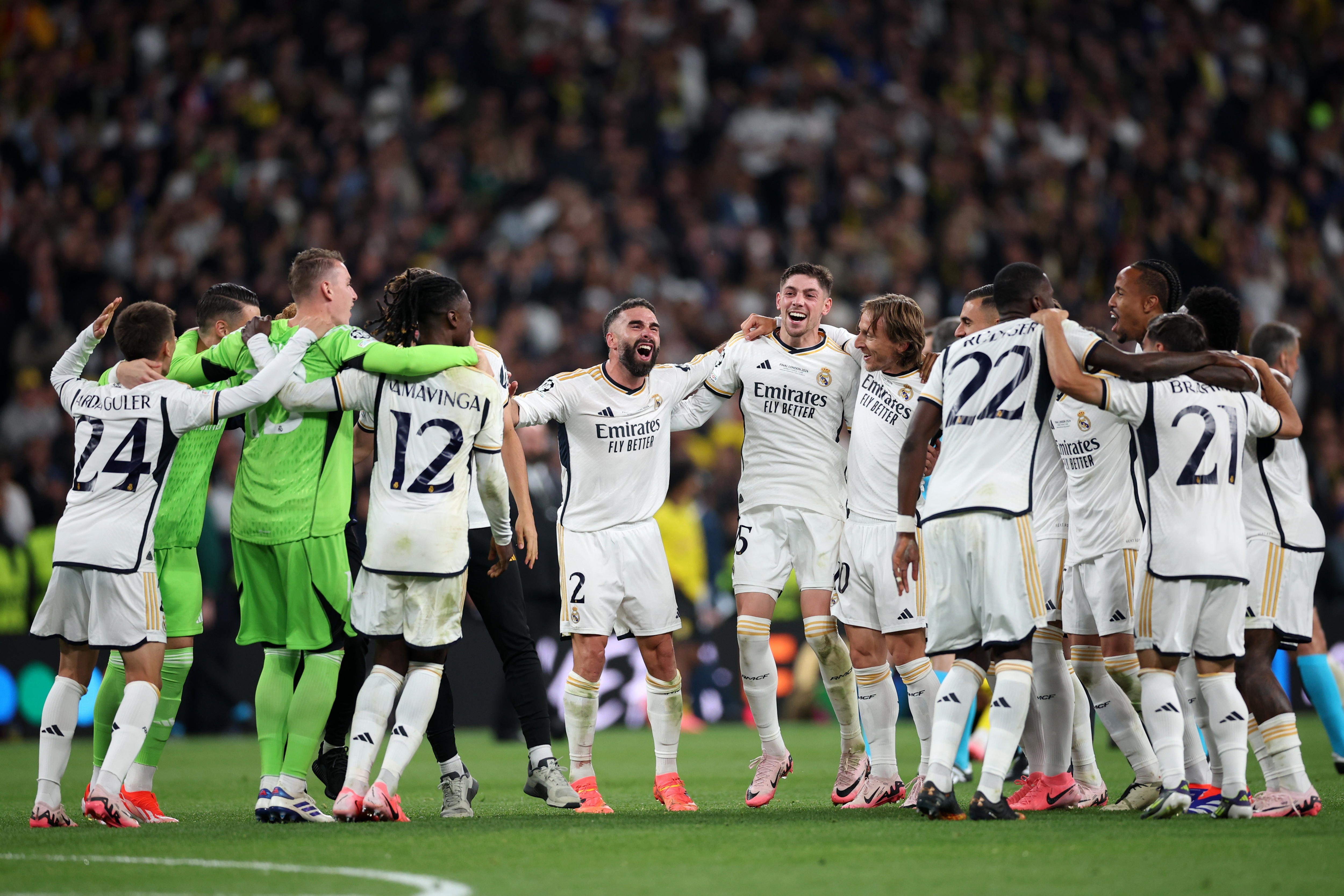 London (United Kingdom), 01/06/2024.- Players of Real Madrid celebrate winning the UEFA Champions League final match of Borussia Dortmund against Real Madrid, in London, Britain, 01 June 2024. Real Madrid wins their 15th UEFA Champions League. (Liga de Campeones, Rusia, Reino Unido, Londres) EFE/EPA/ADAM VAUGHAN
