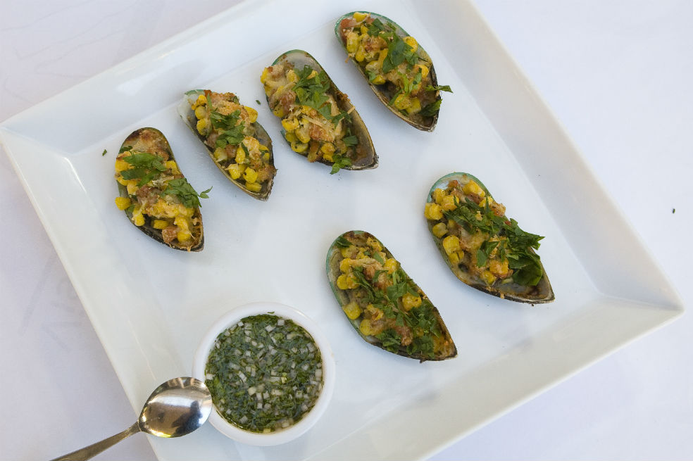 Receta del día: mejillones rellenos con maíz, tomate y ají de cilantro