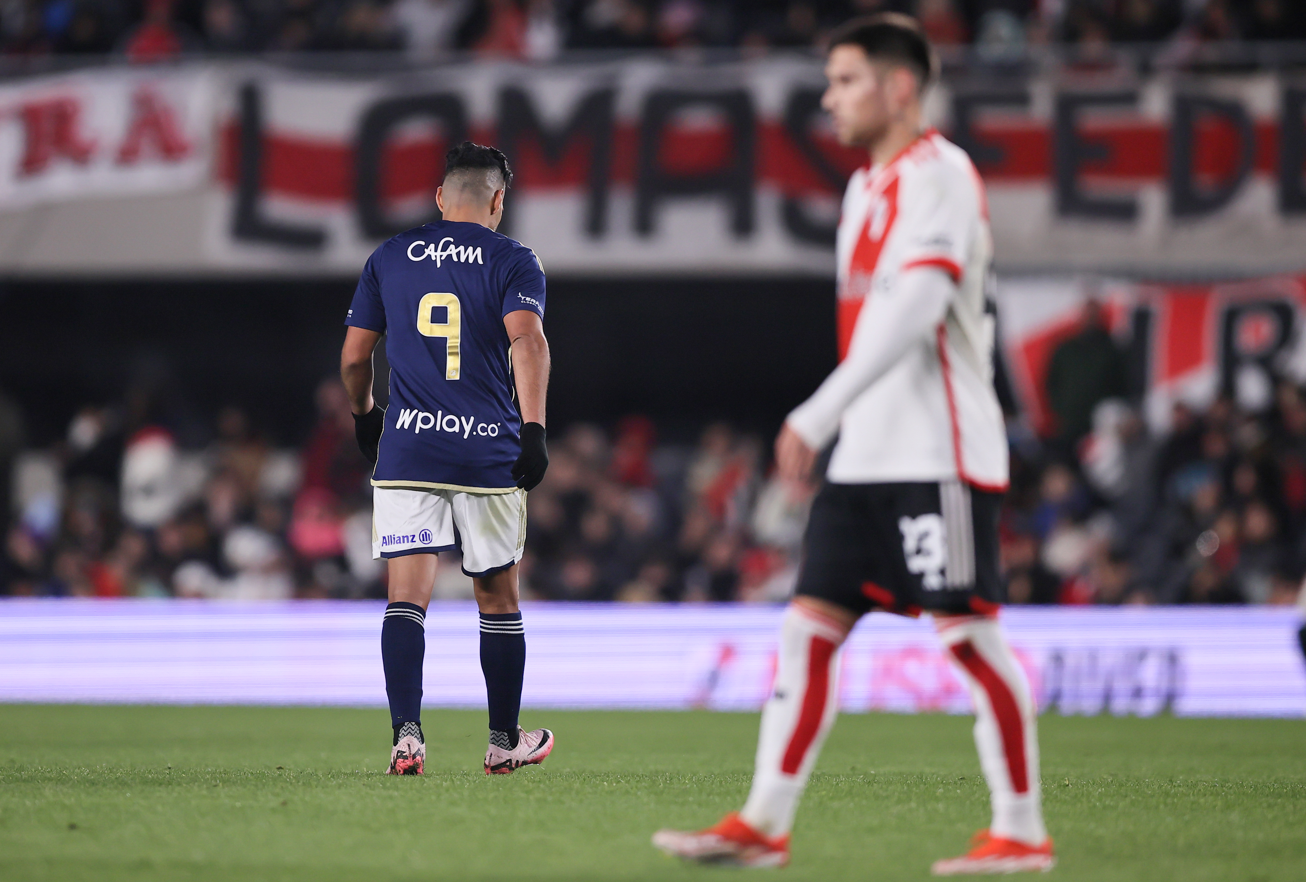 AME783. BUENOS AIRES (ARGENTINA), 09/07/2024.- Radamel Falcao García (i) de Millonarios reacciona este martes, durante un partido amistoso entre Millonarios y River Plate, en el estadio Mâs Monumental, en Buenos Aires (Argentina). EFE/ Str