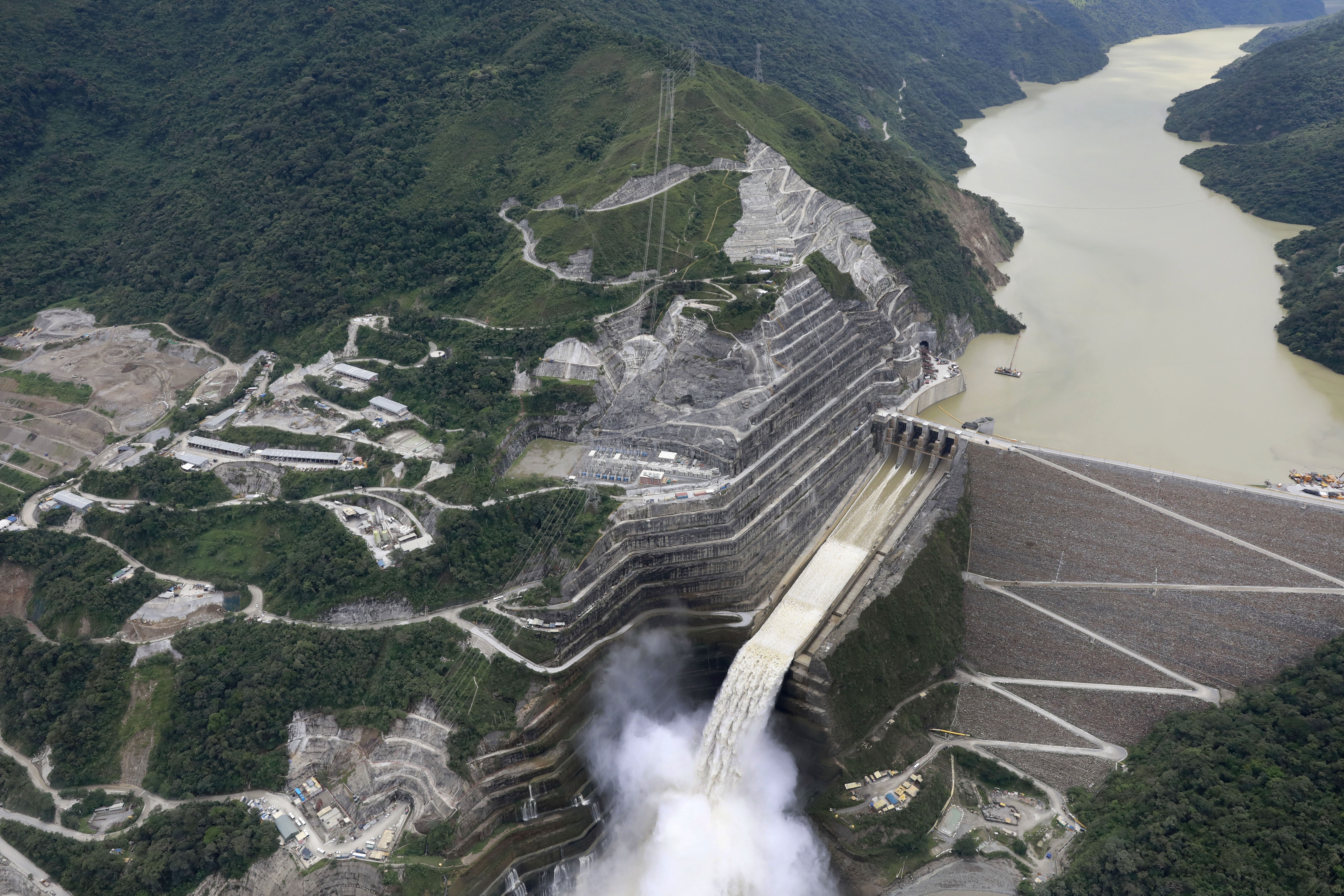 AME4799. ITUANGO (COLOMBIA), 27/03/2023.- Fotografía aérea de archivo que muestra el proyecto Hidroituango, ubicado sobre el río Cauca entre Ituango y Puerto Valdivia, el 13 de octubre de 2022 en el departamento de Antioquia (Colombia). El uso de las energías renovables en América se debate aún entre la promesa y el desarrollo, aunque las leyes y compromisos aprobados en distintos países muestran una clara tendencia a apostar por su expansión. En Colombia, aunque la energía hidroeléctrica representa el 58,8 % de la matriz energética, solo 200 MW provienen de otras fuentes renovables. EFE/Carlos Ortega /ARCHIVO