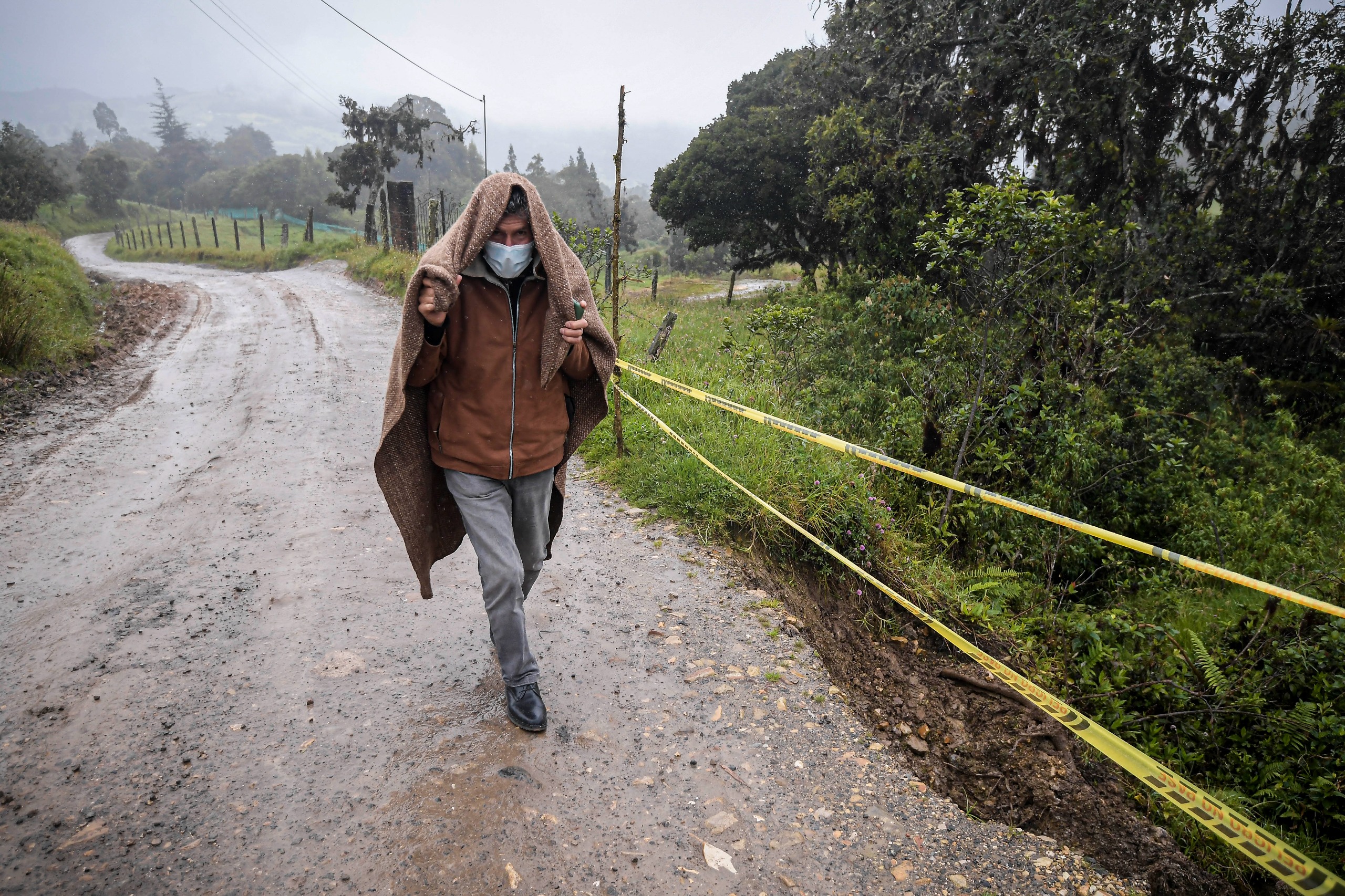 Luis Clavijo, campesino y líder social caminando por la Perimetral de Oriente.