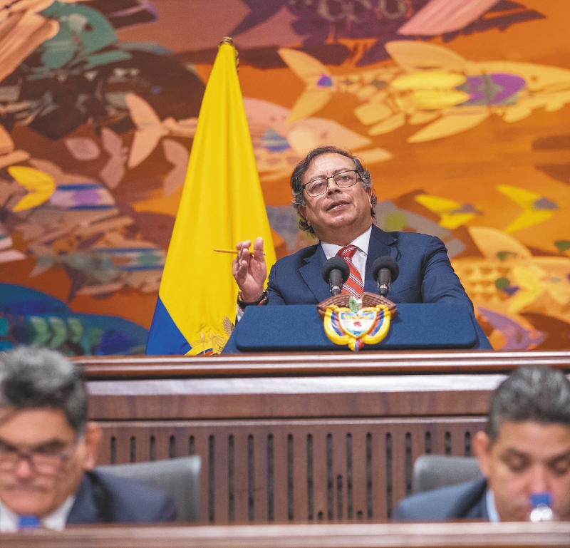 Exministros de Minas piden a Petro actuar para evitar “riesgo de apagón”