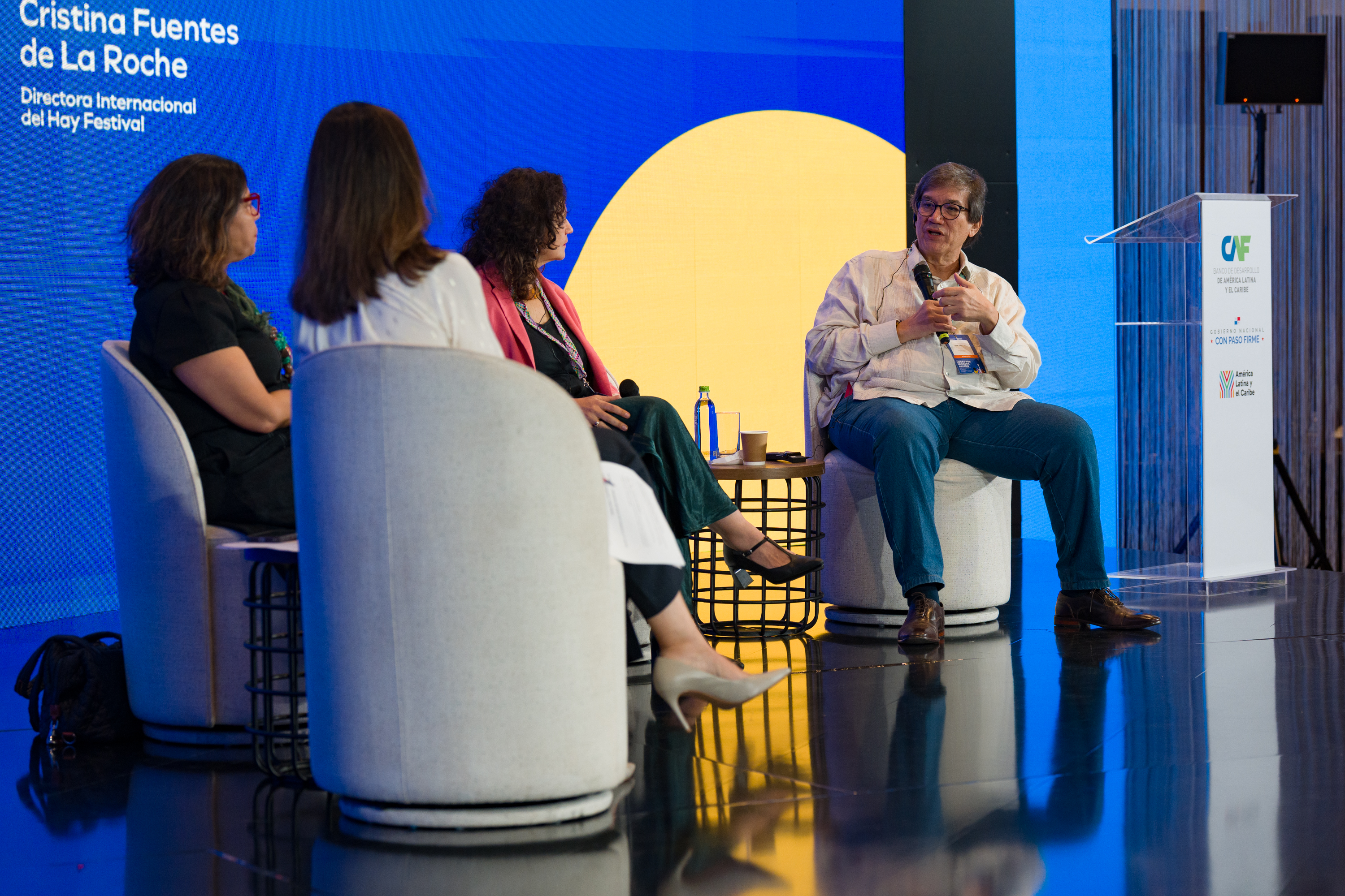 (De der. a izq.) Jaime Abello Banfi participó en el panel "Letras que transforman" junto a Cristina Fuentes La Roche, directora Internacional del Hay Festival; Claudia Neira Bermúdez, directora del Festival Centroamérica Cuenta, y Karine Gonçalves Pansa, CEO del Grupo Girassol Brasil.