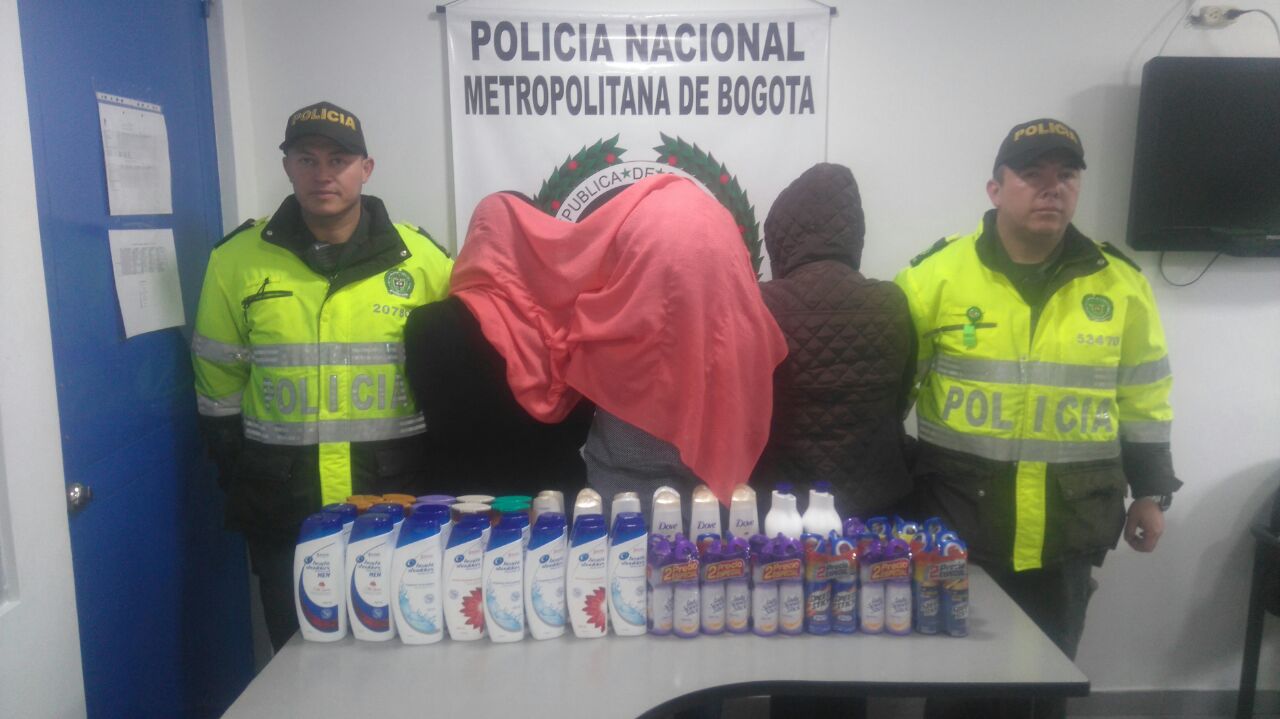 Capturan mujeres que habrían robado cosméticos en reconocidos almacenes