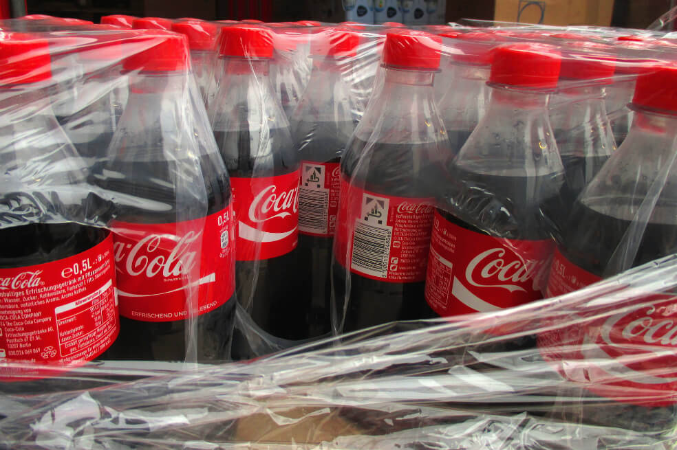 Señalan a Coca-Cola de disminuir sus metas de reutilización de plásticos para 2030