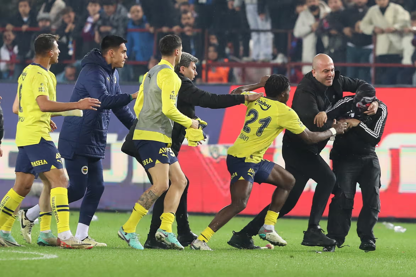 Aficionados saltan el campo y luchan contra los jugadores del Fenerbahce: video