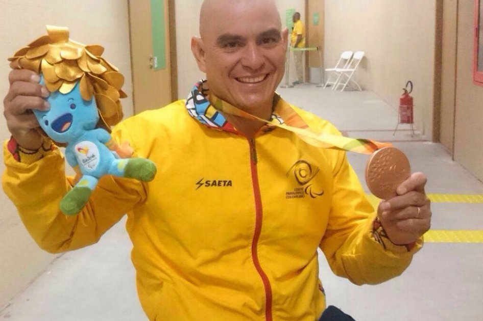 Moises Fuentes con la medalla que ganó en los Juegos Paralímpicos Río 2016. / Comité Paralímpico Colombiano