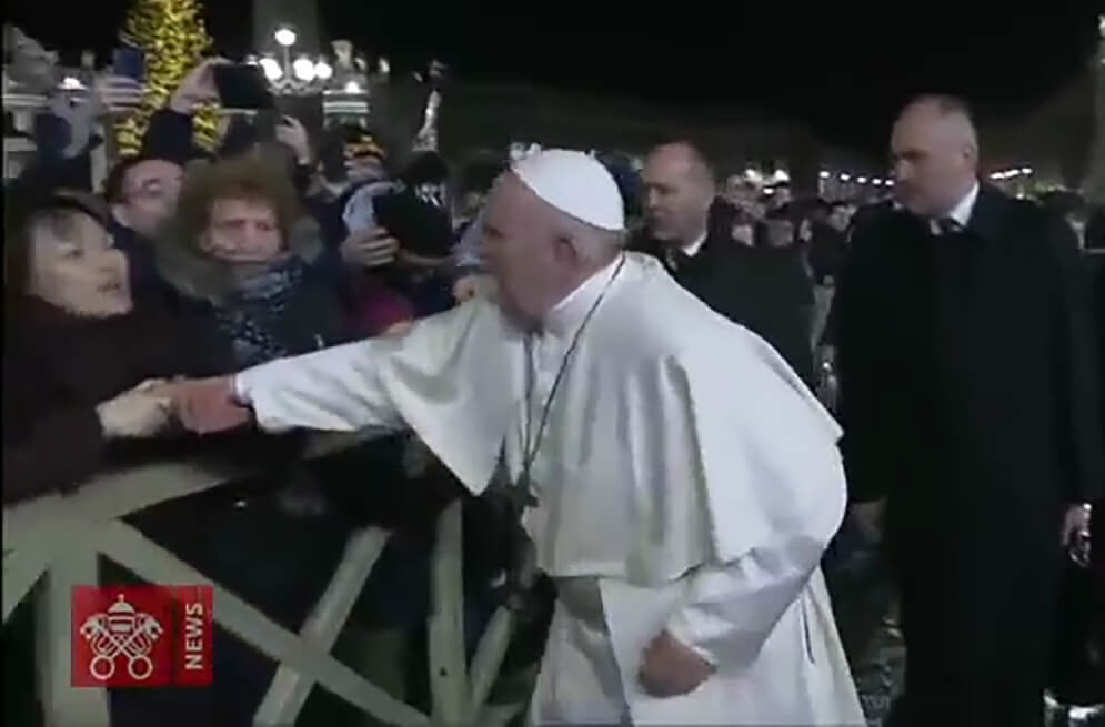 El regaño (y pedido de perdón) del papa a una fiel en el Vaticano
