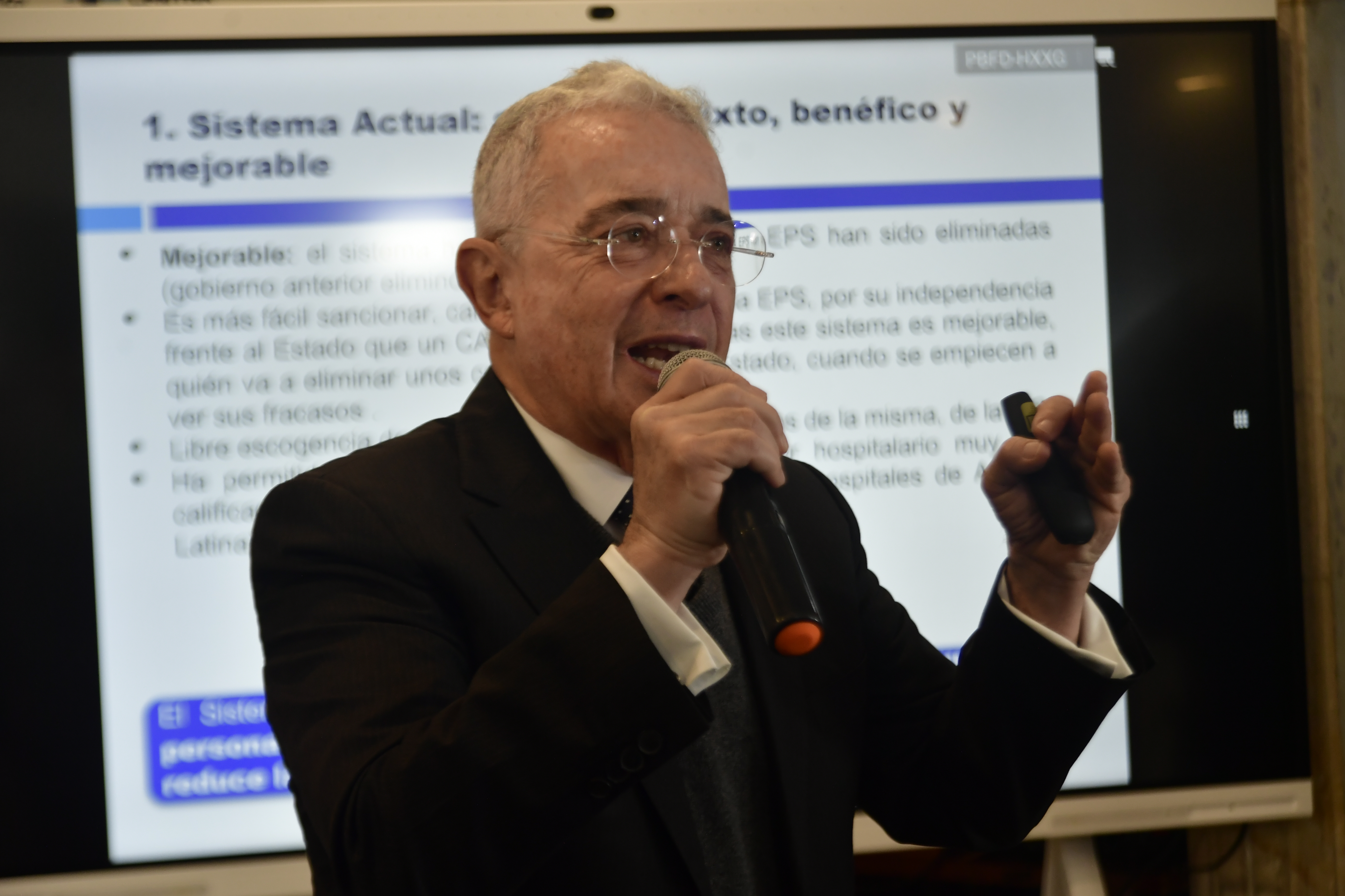 “Reducir fondos de pensiones crea riesgos a trabajadores y a la economía”: Uribe