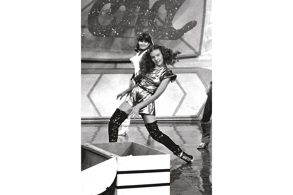 1983. Cuando tenía 12 años participó como solista en el Festival Juguemos a cantar. Este evento le abrió las puertas a oportunidades en la música.