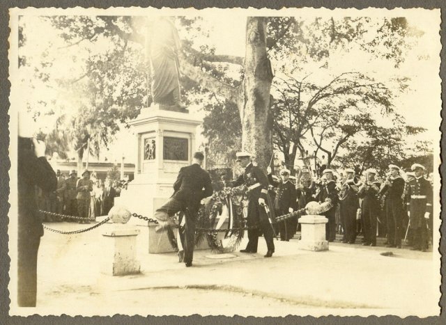 Martín Skawronki cónsul de Alemania y el Capitán de Corbeta Schiler hacen ofrenda floral al Libertador, a la derecha la banda militar nazi interpreta el Himno de Colombia. Al fondo y a la izquierda soldados del Batallón Pichincha. / Archivo Particular