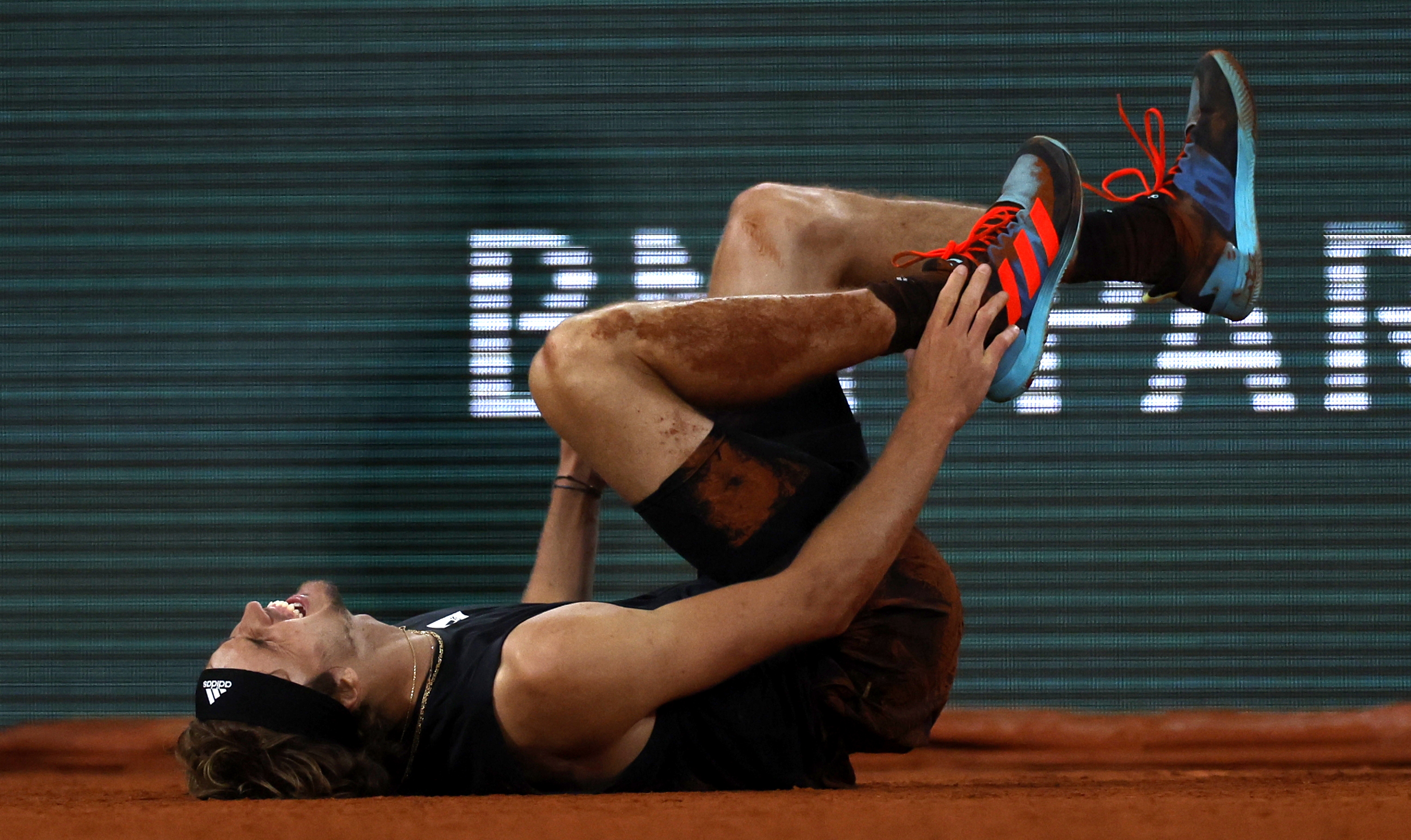 Primeros exámenes a Zverev indican que tiene varios ligamentos desgarrados