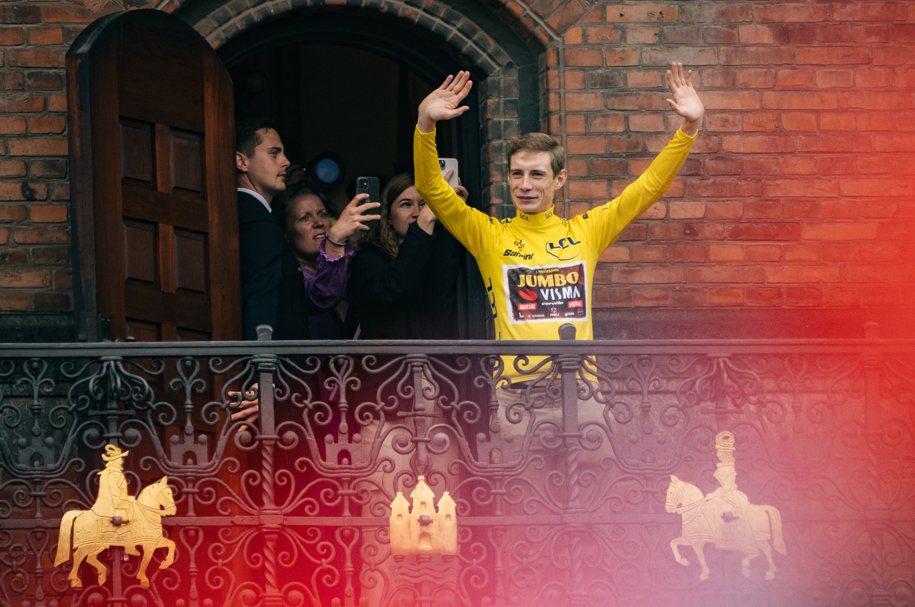 Copenhagen (Denmark), 27/07/2022.- Danish rider Jonas Vingegaard of Team Jumbo-Visma wears the overall leader's yellow jersey as he greets fans from the balcony of the City Hall in central Copenhagen, Denmark, 27 July 2022. Vingegaard returned to Denmark after winning the Tour de France 2022 in the final stage on the Champs-Elysees in Paris, France, on 24 July 2022. (Ciclismo, Dinamarca, Francia, Copenhague) EFE/EPA/Emil Helms DENMARK OUT