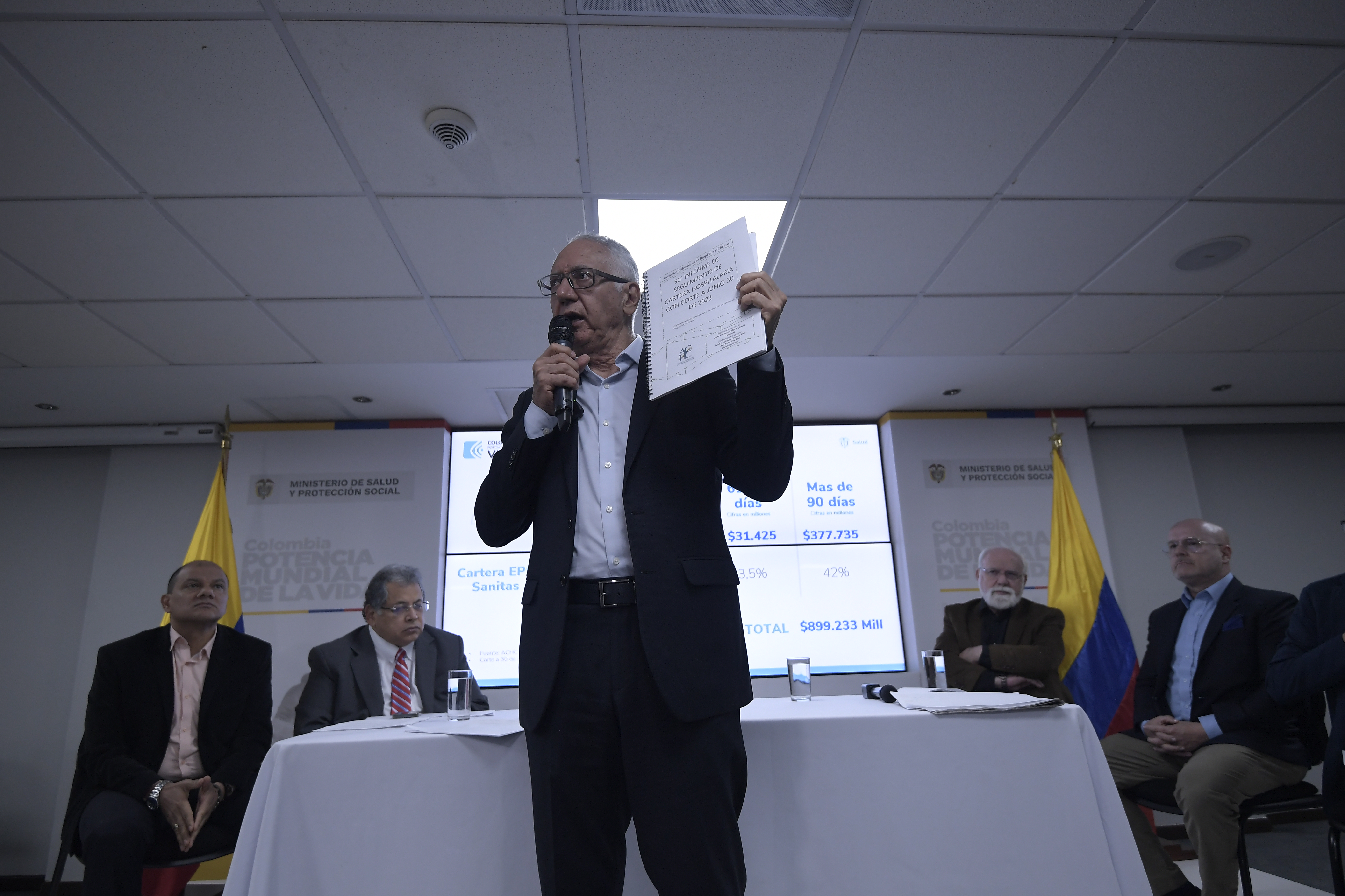 Ministro de Salud, en rueda de prensa por la deuda que tiene la EPS Sanitas con la red de droguerías Cruz Verde.