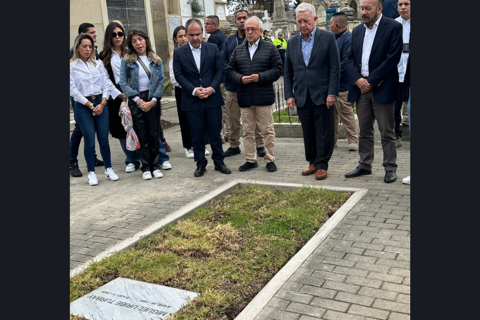 El expresidente Álvaro Uribe visitó este 23 de agosto la tumba del asesinado senador Miguel Uribe Turbay.