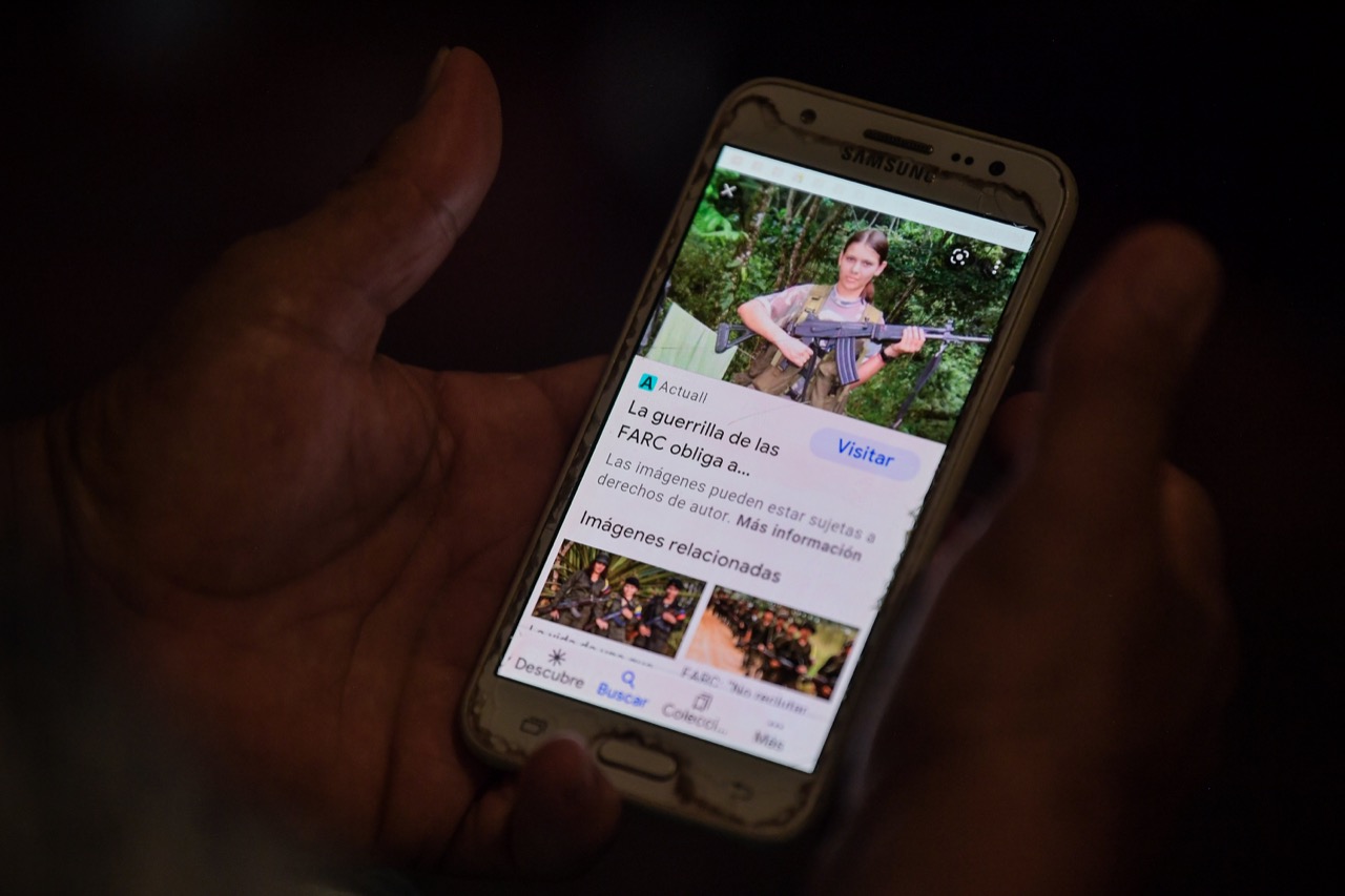 Magnolia buscó a su hija por su nombre en Google, y sin mayor resultado, decidió buscar 'guerrilleras menores de edad en el Guaviare' y se encontró con la fotografía, que ella asegura, es su hija con un fusil en la mano.