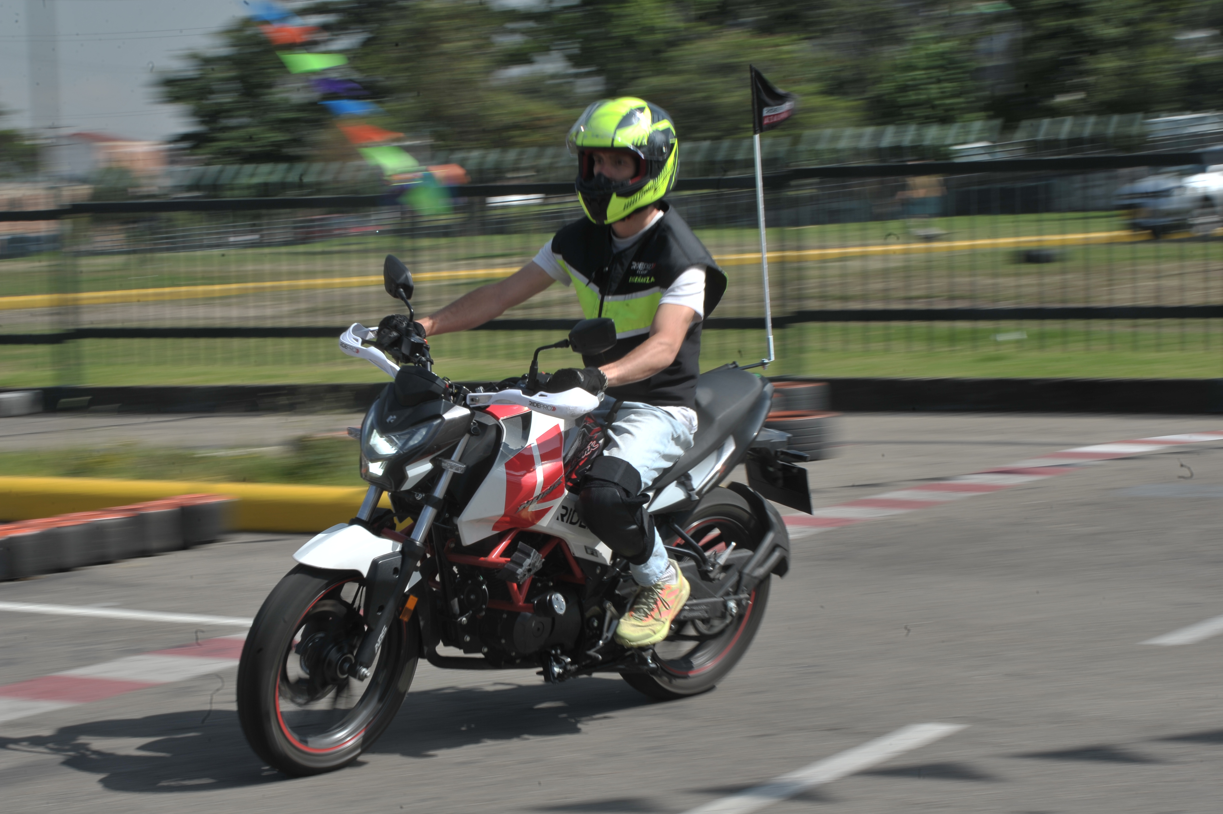Chaleco reflectivo en los conductores de motos: ¿cuál es la multa por no usarlo?