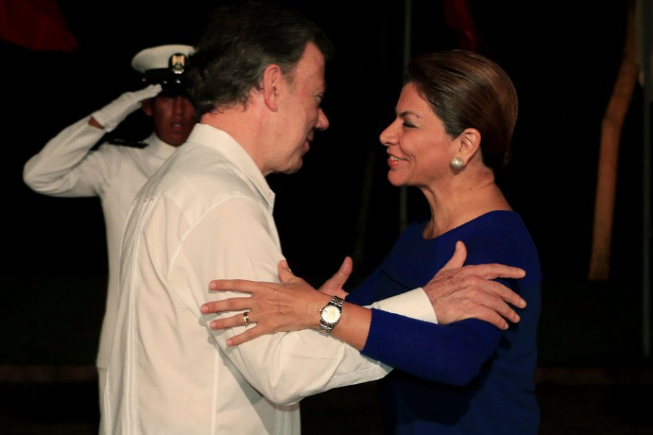  El presidente de Colombia, Juan Manuel Santos (i), le da la bienvenida a la Casa de Huéspedes Ilustres de Cartagena a la presidente de Costa Rica, Laura Chinchilla (d)./ EFE